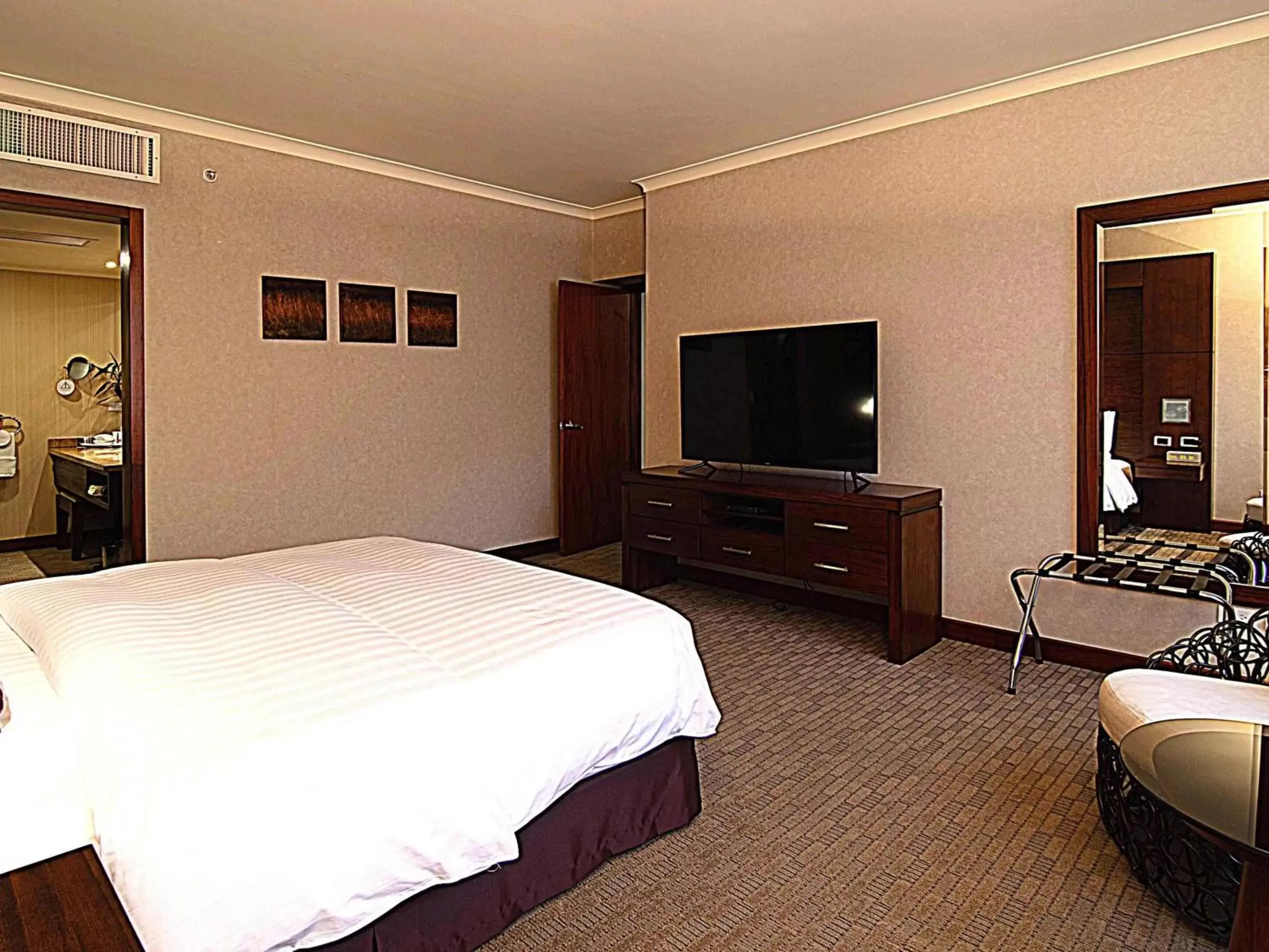 Bedroom, TV/Entertainment Center in Swissotel Quito