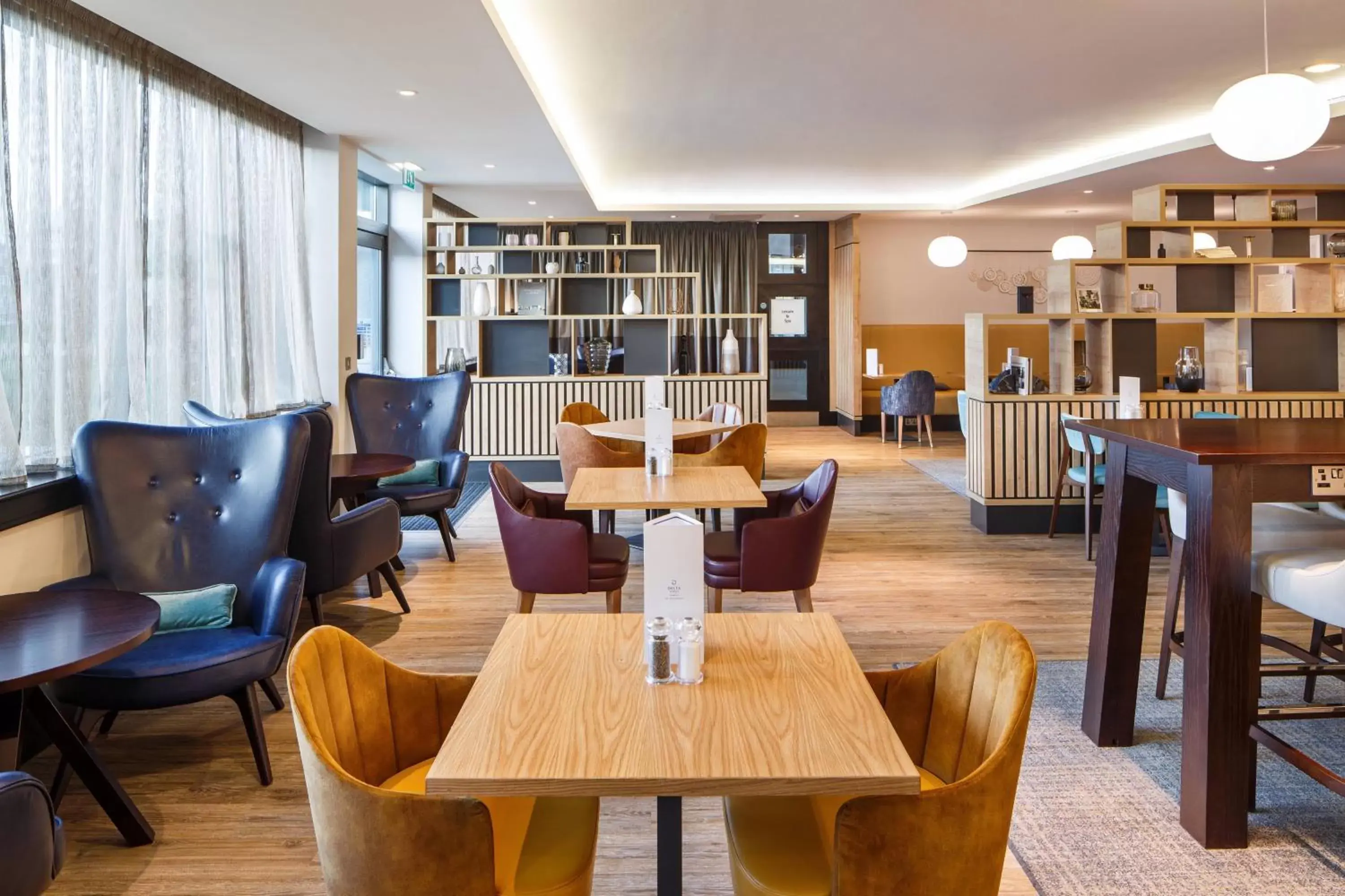 Lounge or bar, Restaurant/Places to Eat in Delta Hotels Nottingham Belfry