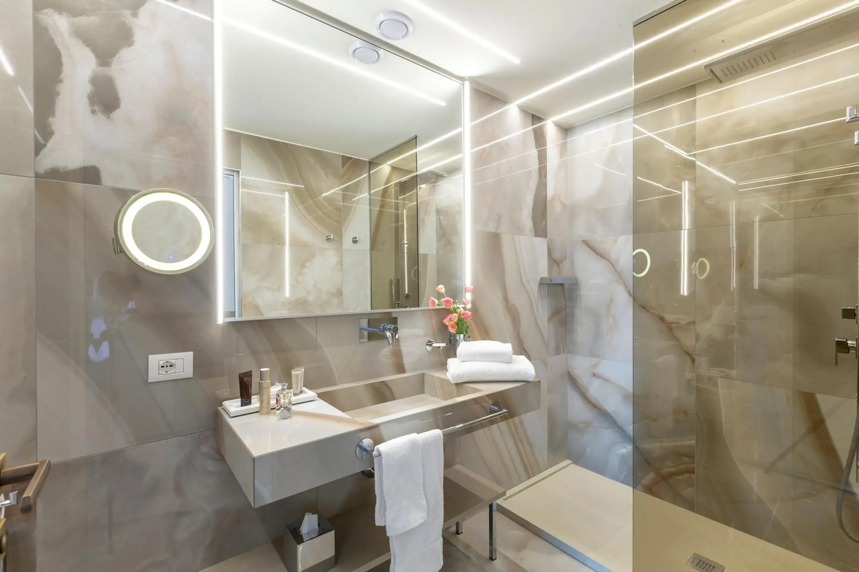 Shower, Bathroom in Hotel Sporting