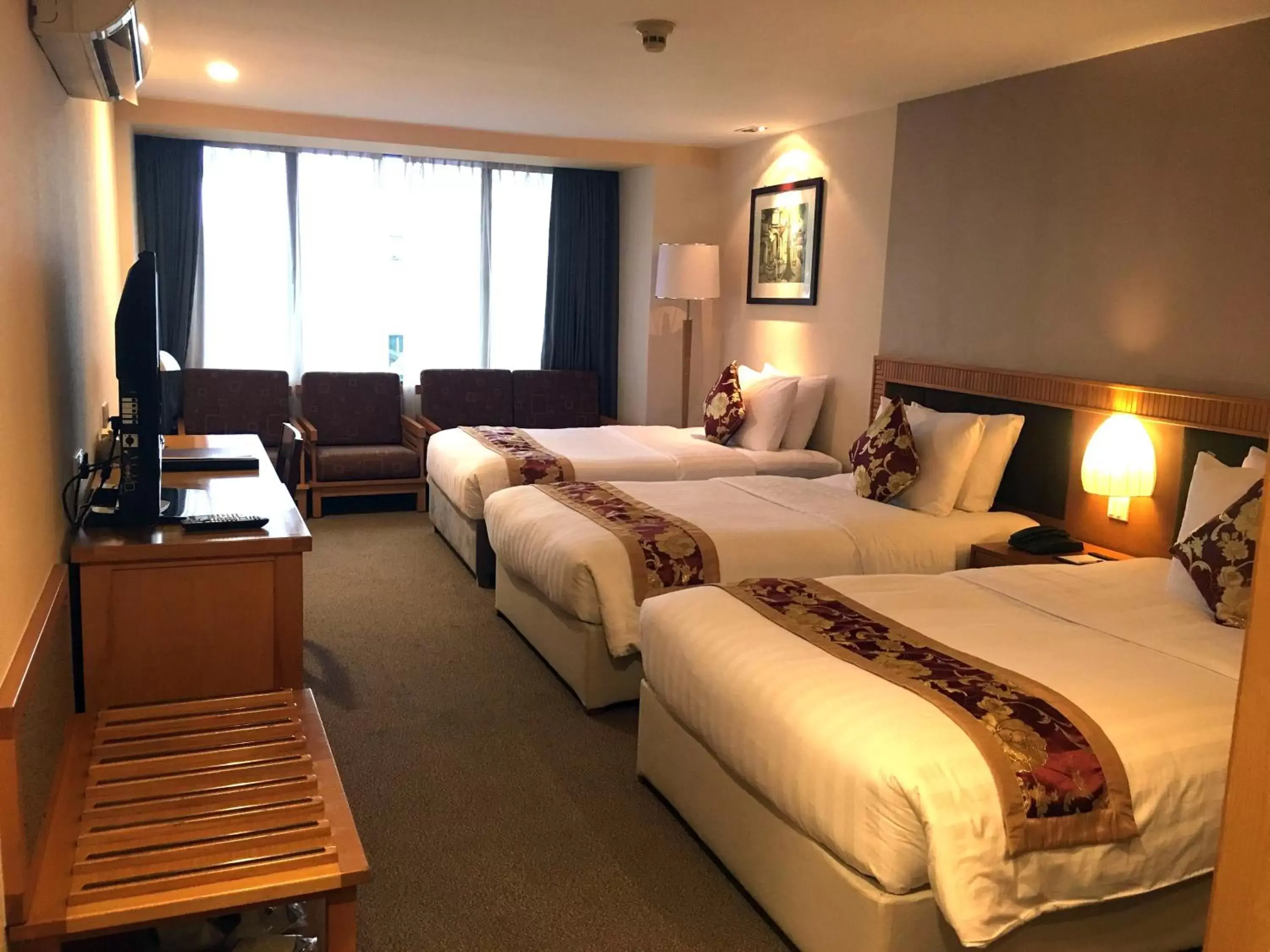 Photo of the whole room, Bed in Mon Regency Hotel Photo of the whole room, Bed in Mon Regency Hotel