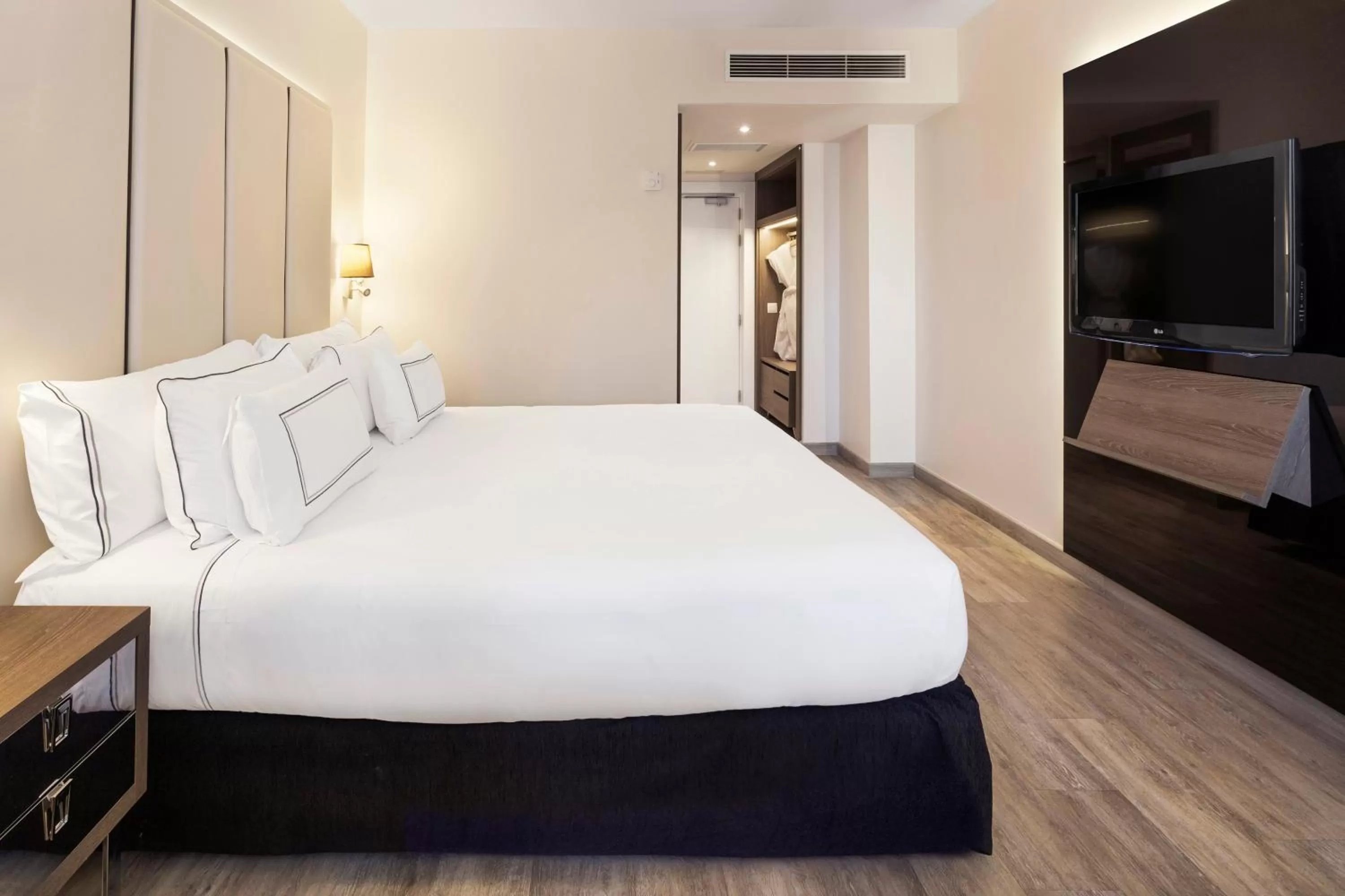 Communal lounge/ TV room, Bed in Melia Lebreros