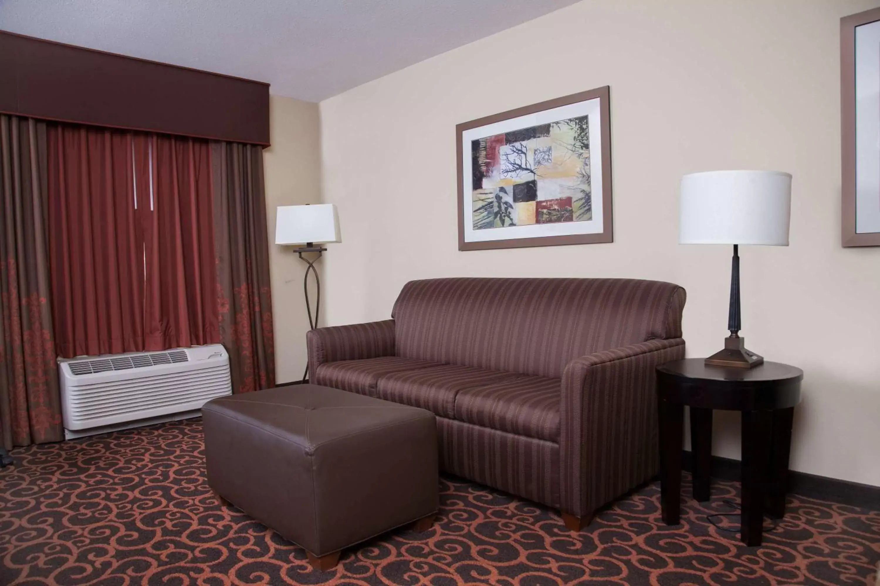 Bed, Seating Area in Hampton Inn & Suites Dickinson ND