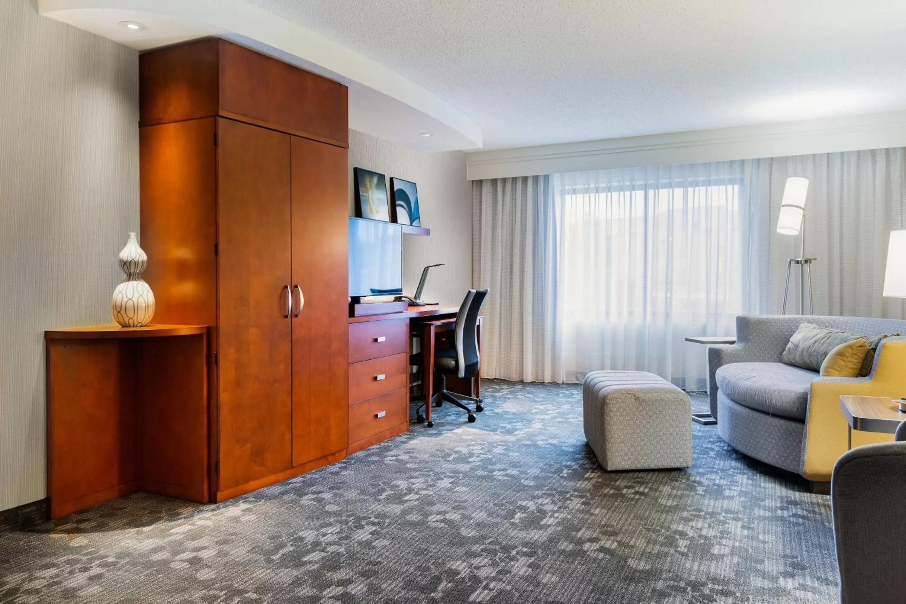 Bedroom, Seating Area in Courtyard by Marriott Denton