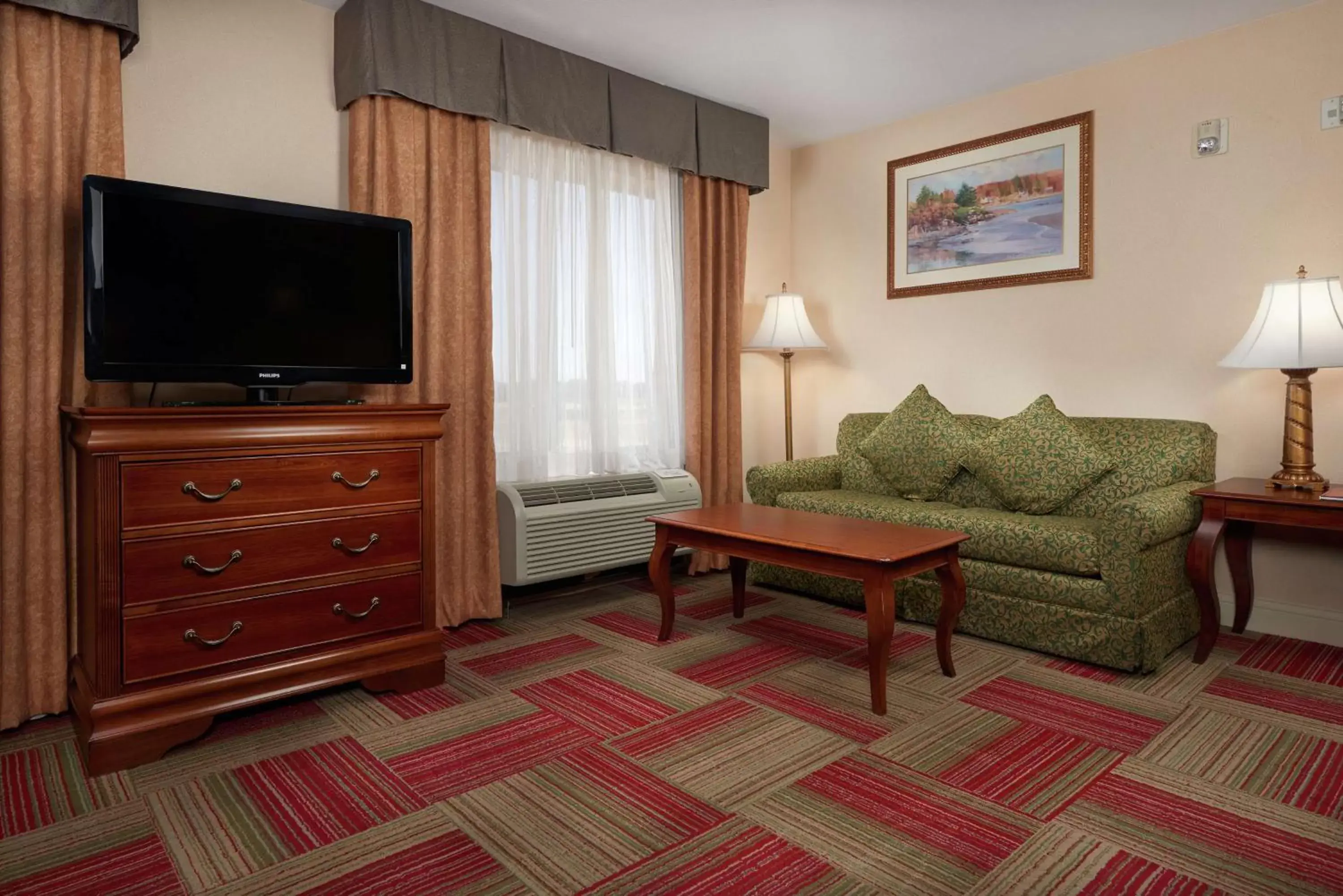 Living room, TV/Entertainment Center in Hampton Inn & Suites Roswell