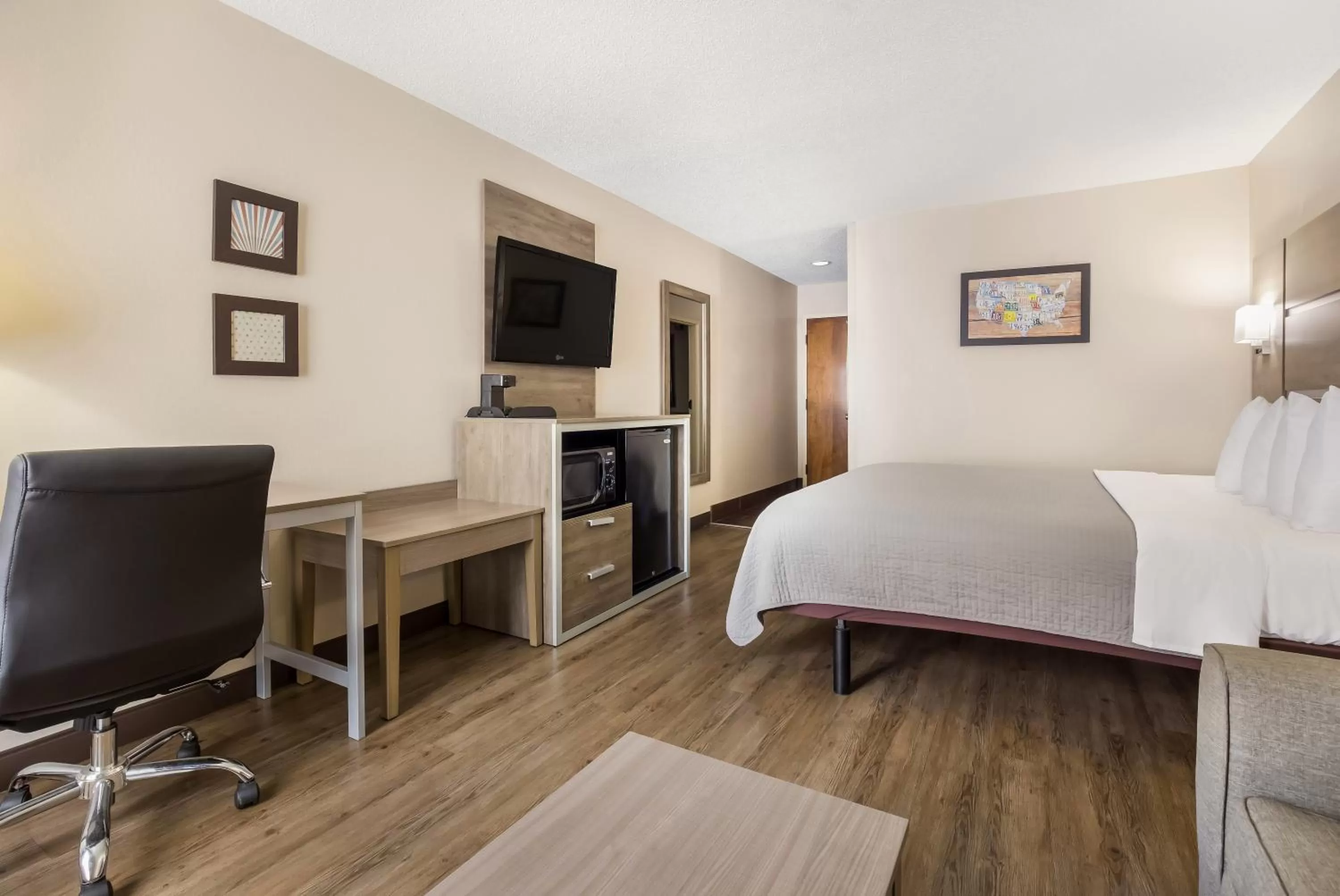 Bed in Hometown Inn Thomasville