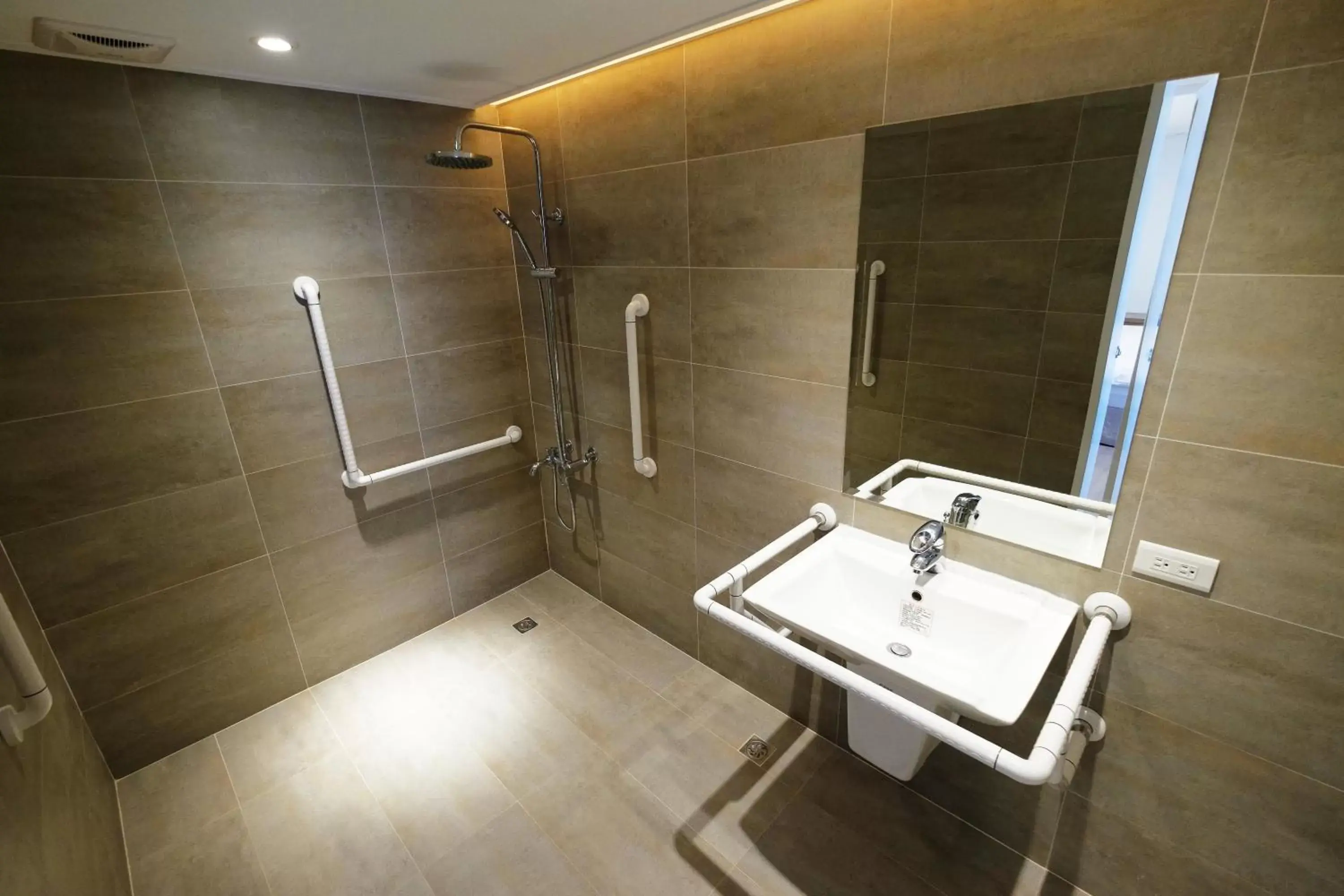 Bathroom in Dynasty Hotel