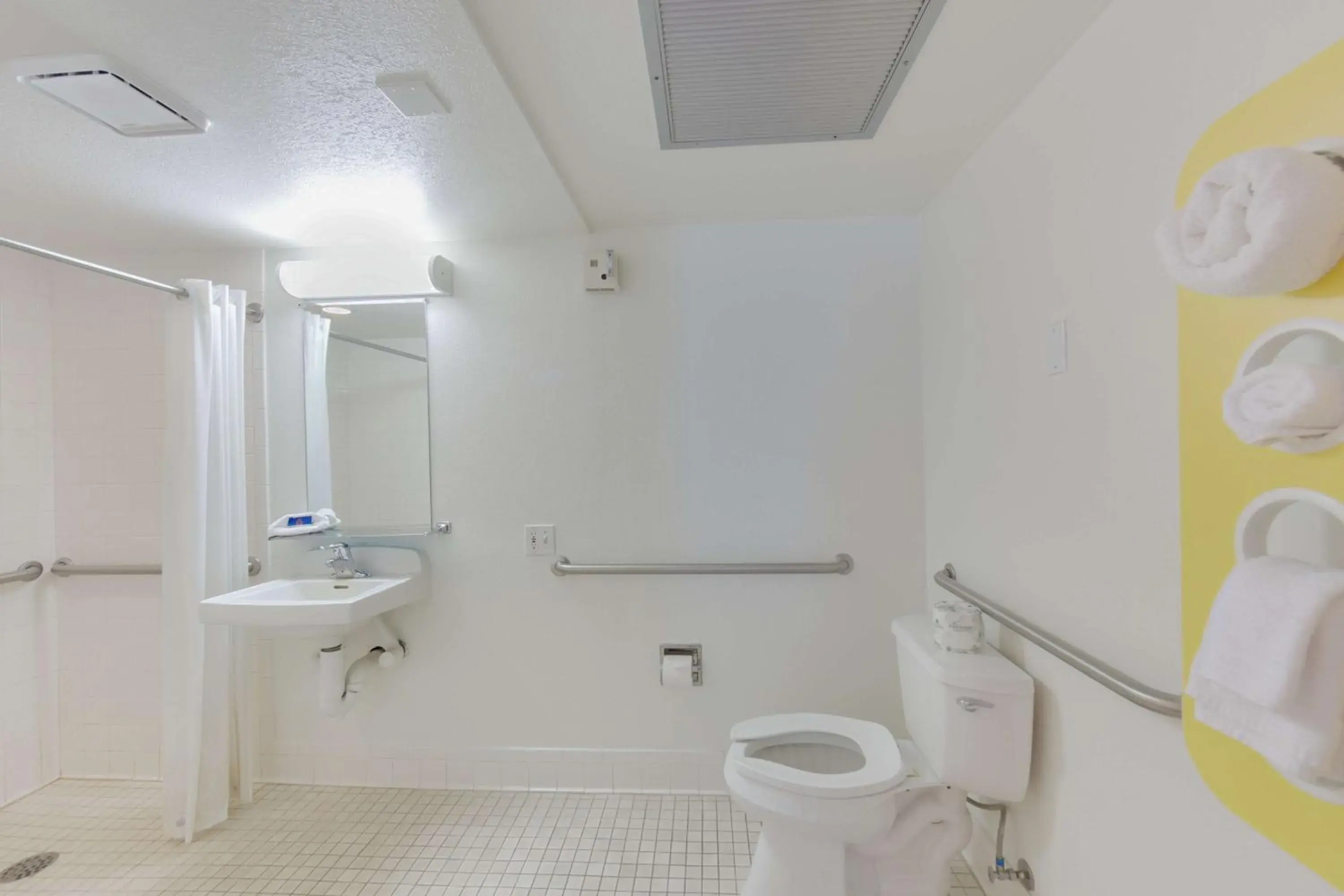 Toilet, Bathroom in Motel 6 Weed, CA - Mount Shasta