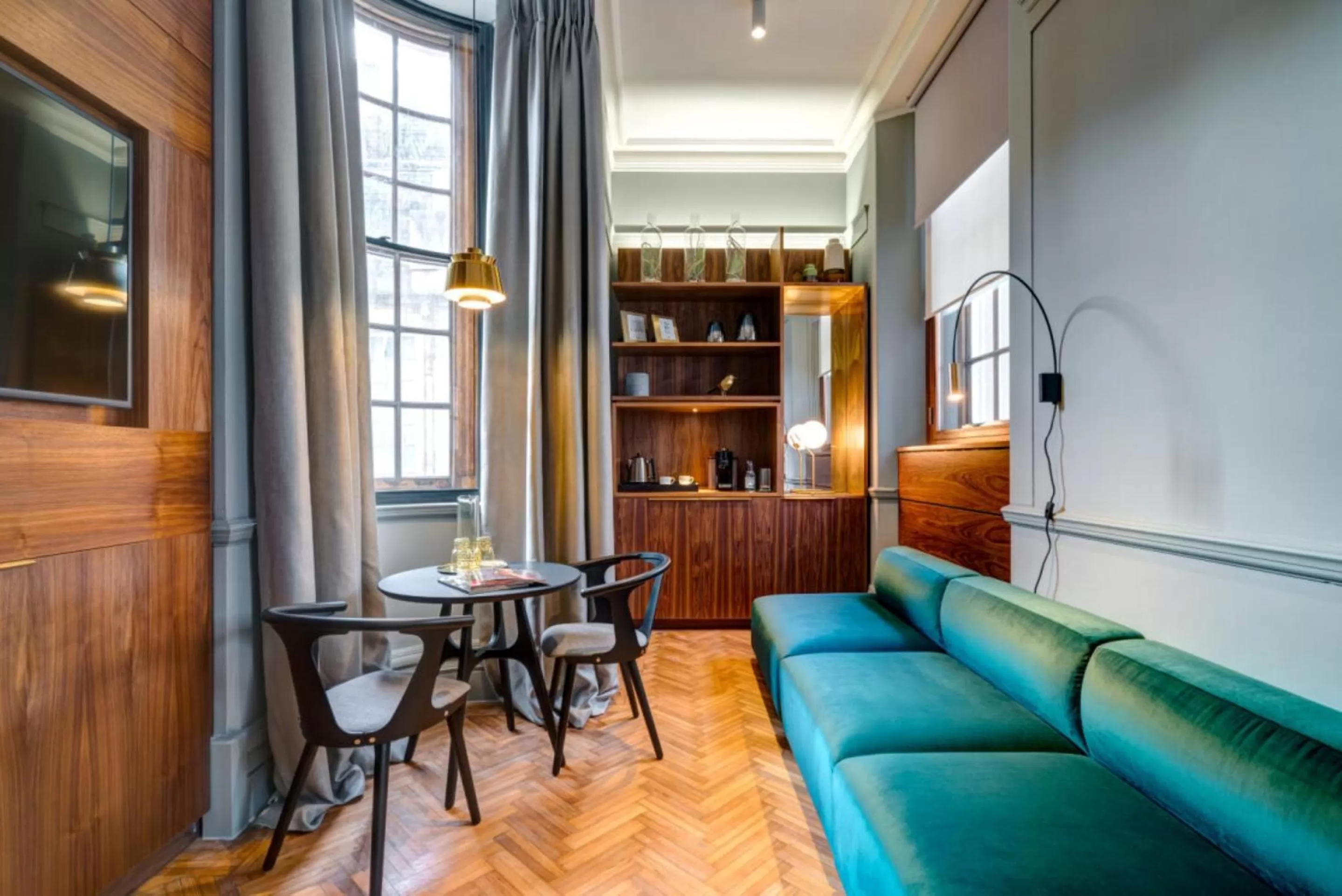 TV and multimedia in Apex Temple Court Hotel