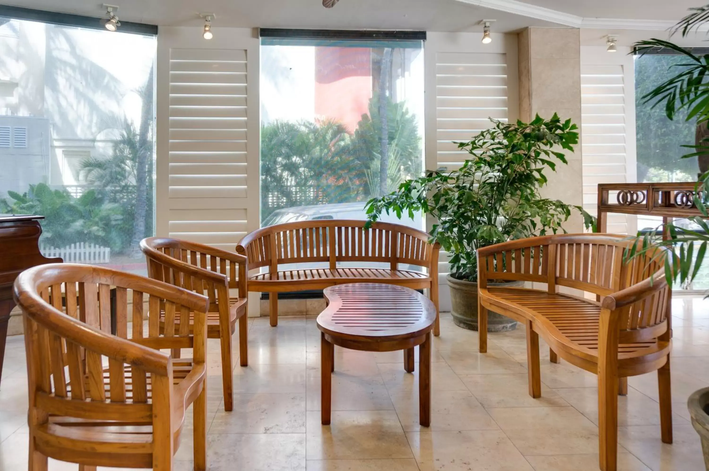 Lobby or reception, Restaurant/Places to Eat in Castle Waikiki Grand Hotel