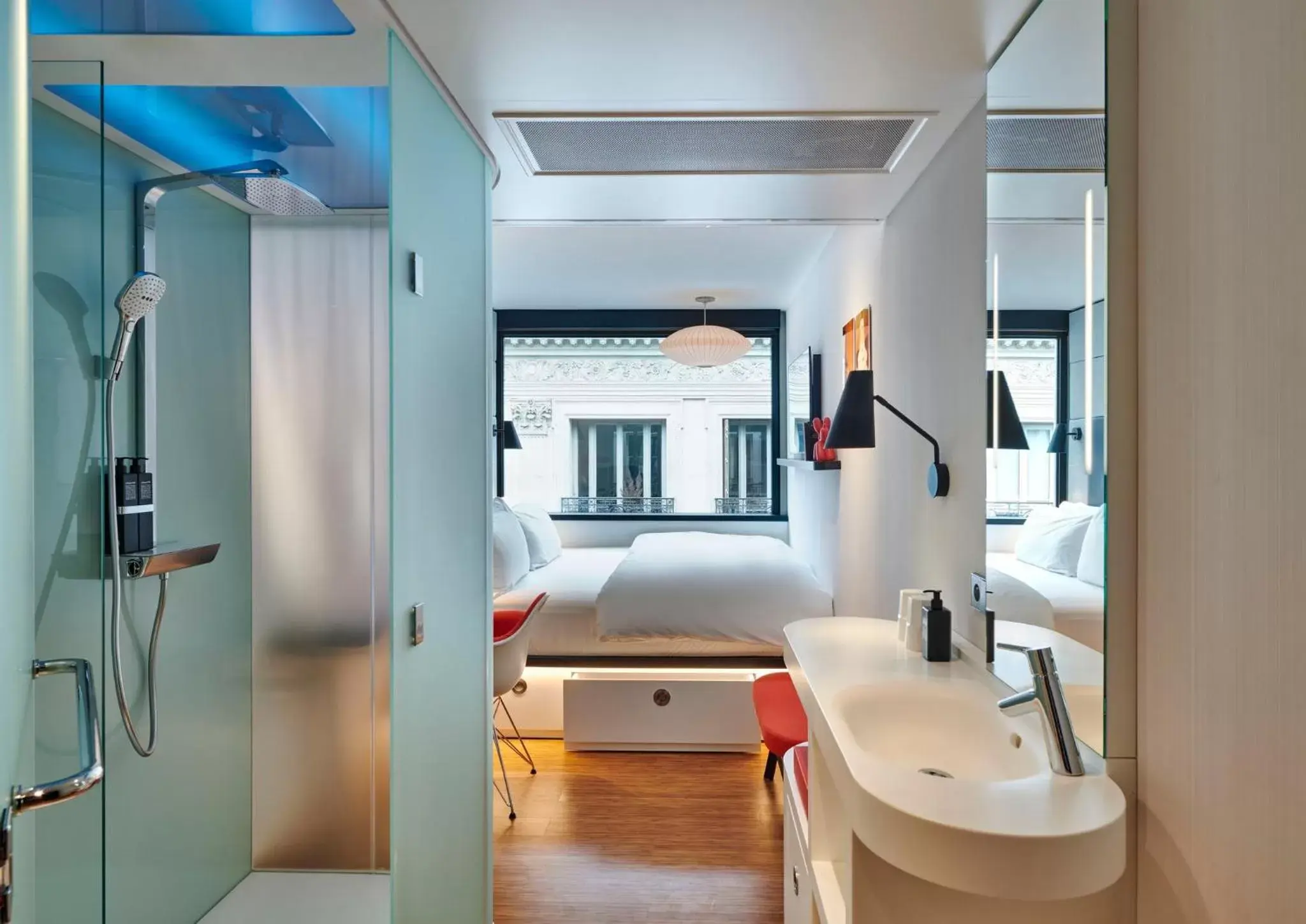 Photo of the whole room, Bathroom in citizenM Paris Opera