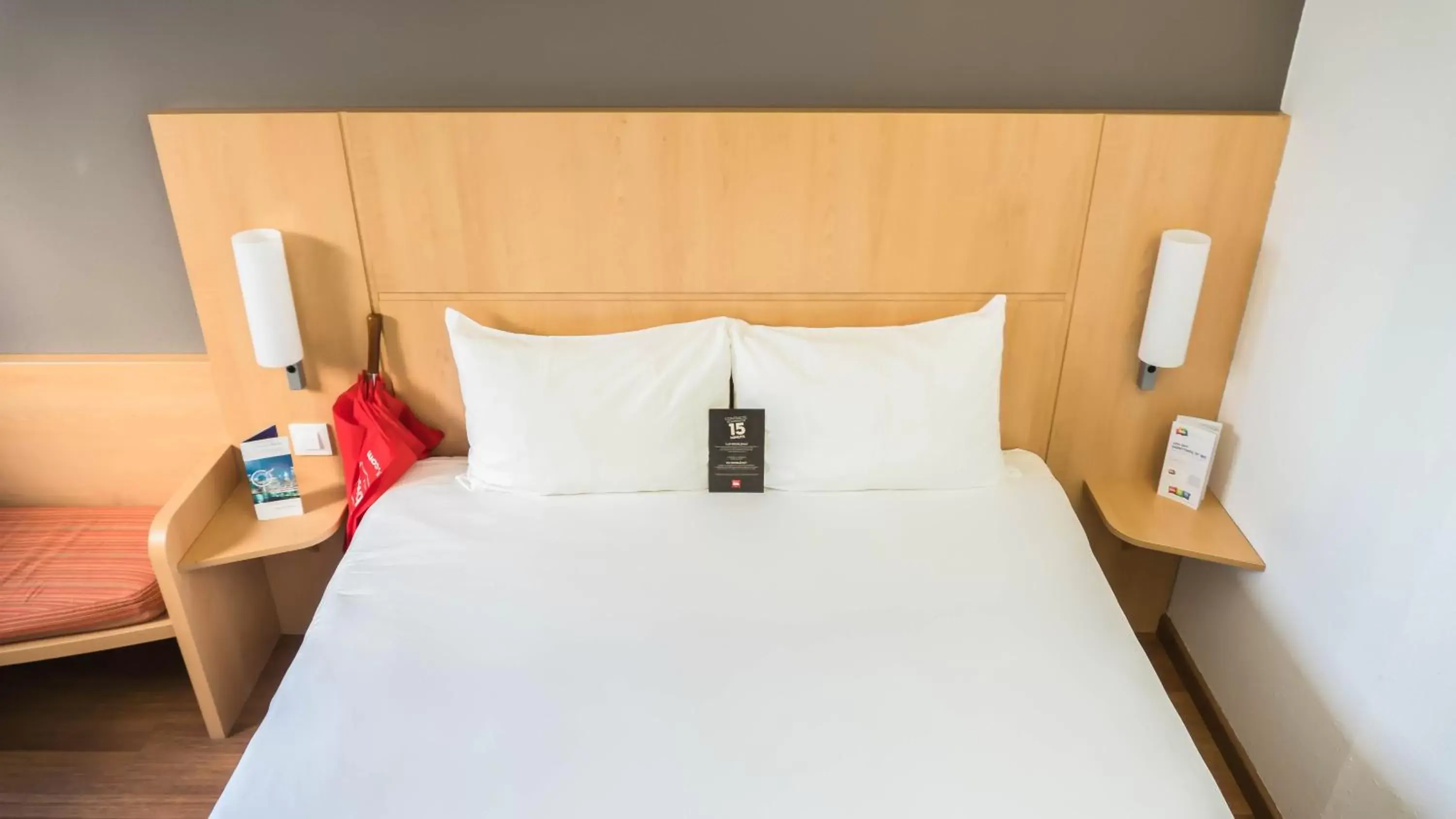 Bed in Ibis Girona