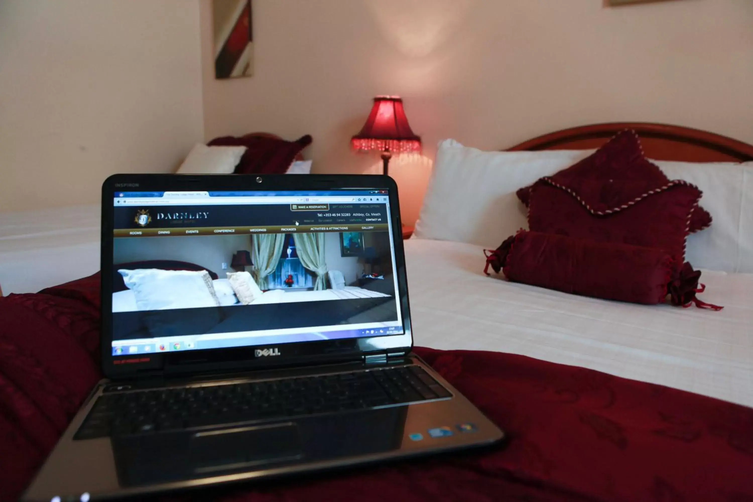 Bedroom, TV/Entertainment Center in Darnley Lodge Hotel