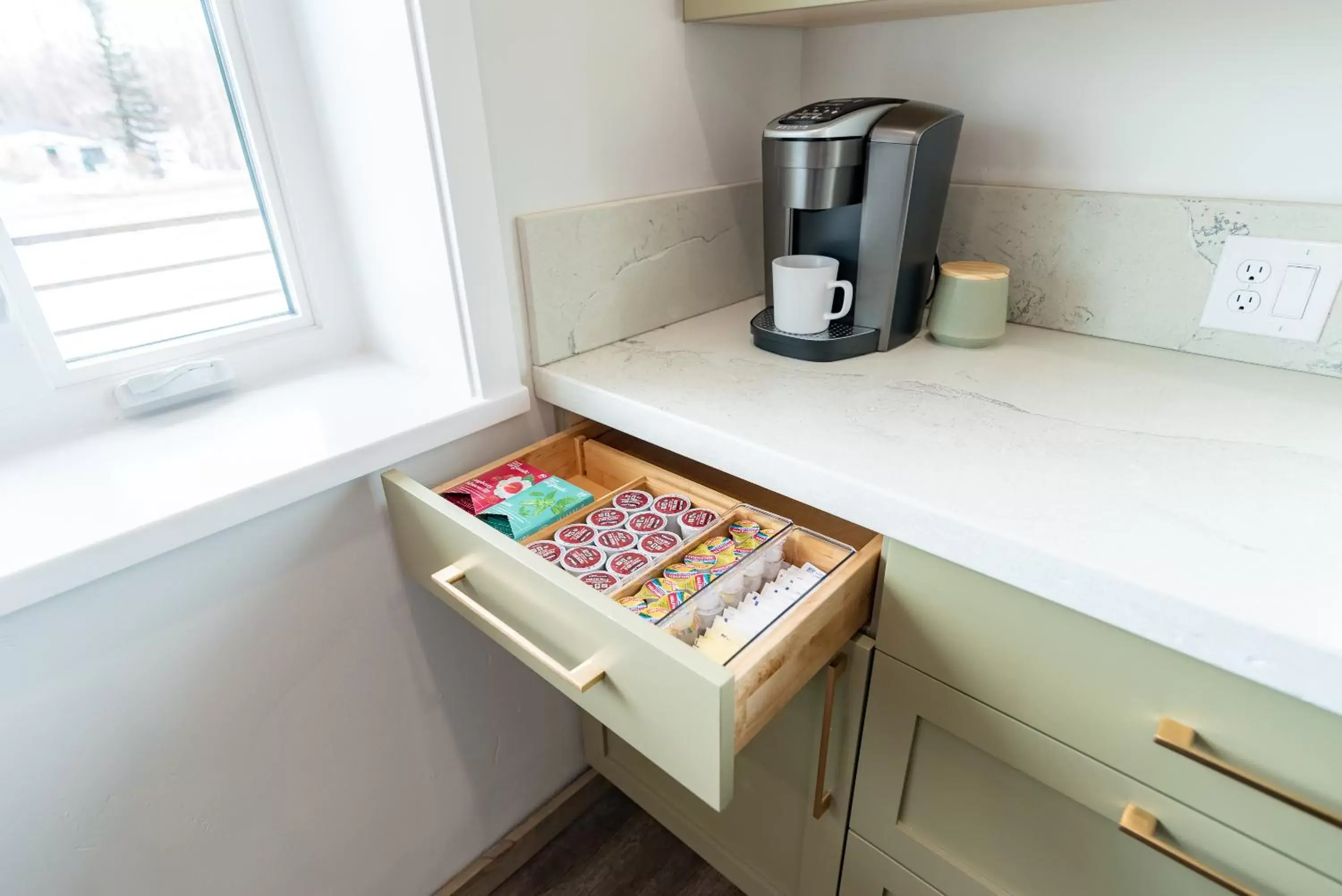 Coffee/tea facilities, Kitchen/Kitchenette in Colony Suites