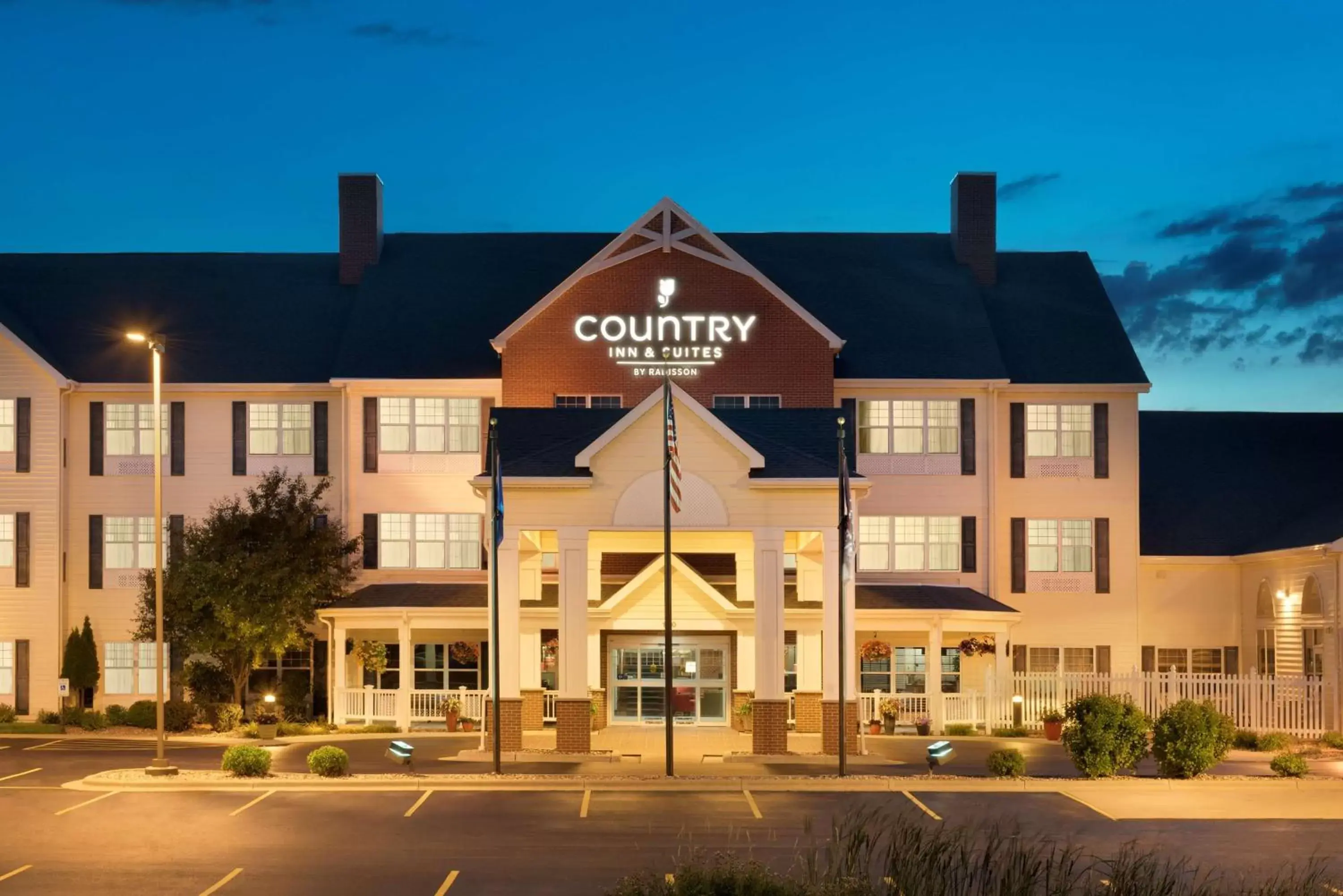 Property building in Country Inn & Suites by Radisson, Appleton North, WI