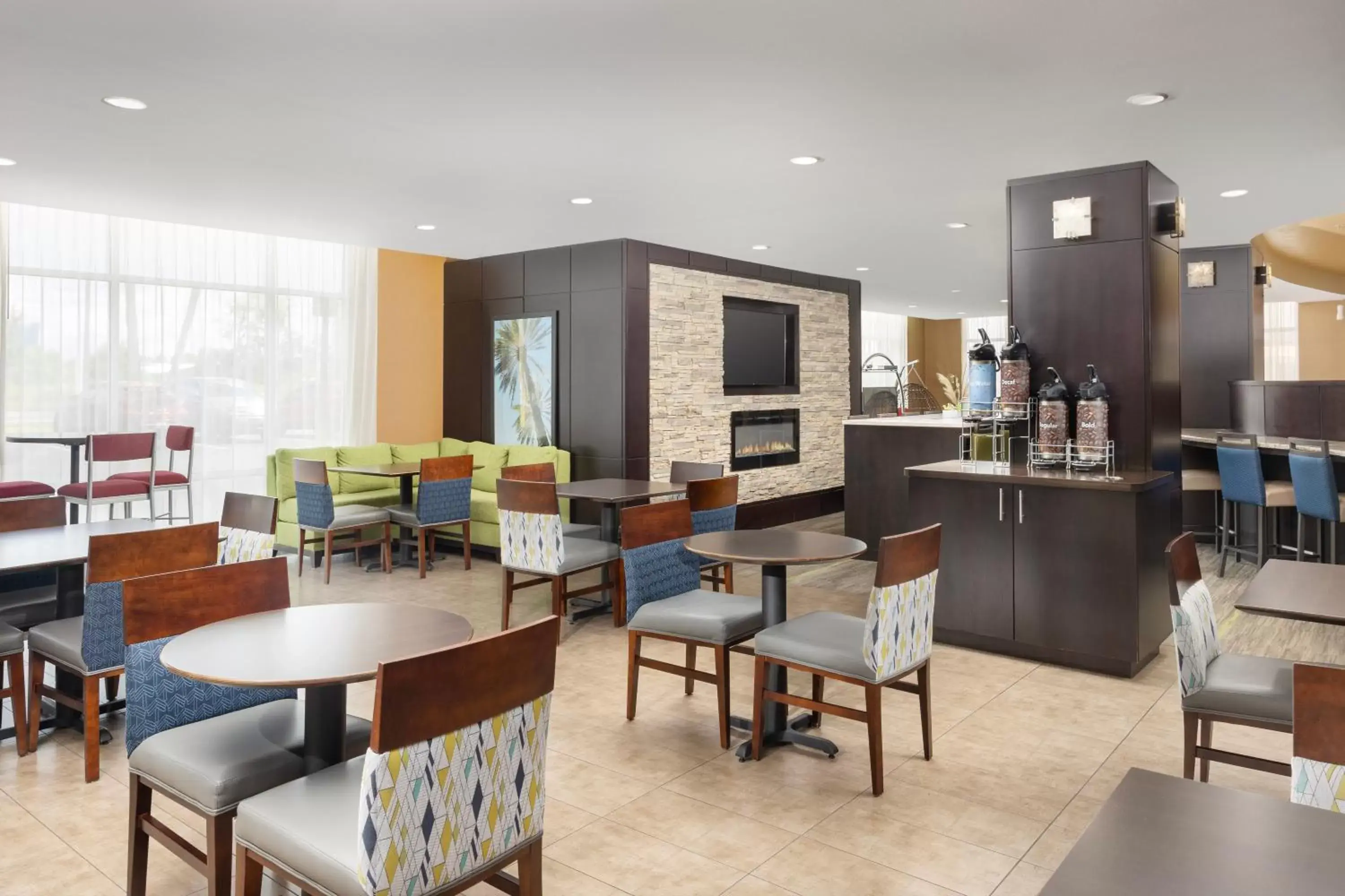 Seating area, Lounge/Bar in Comfort Suites Lake City