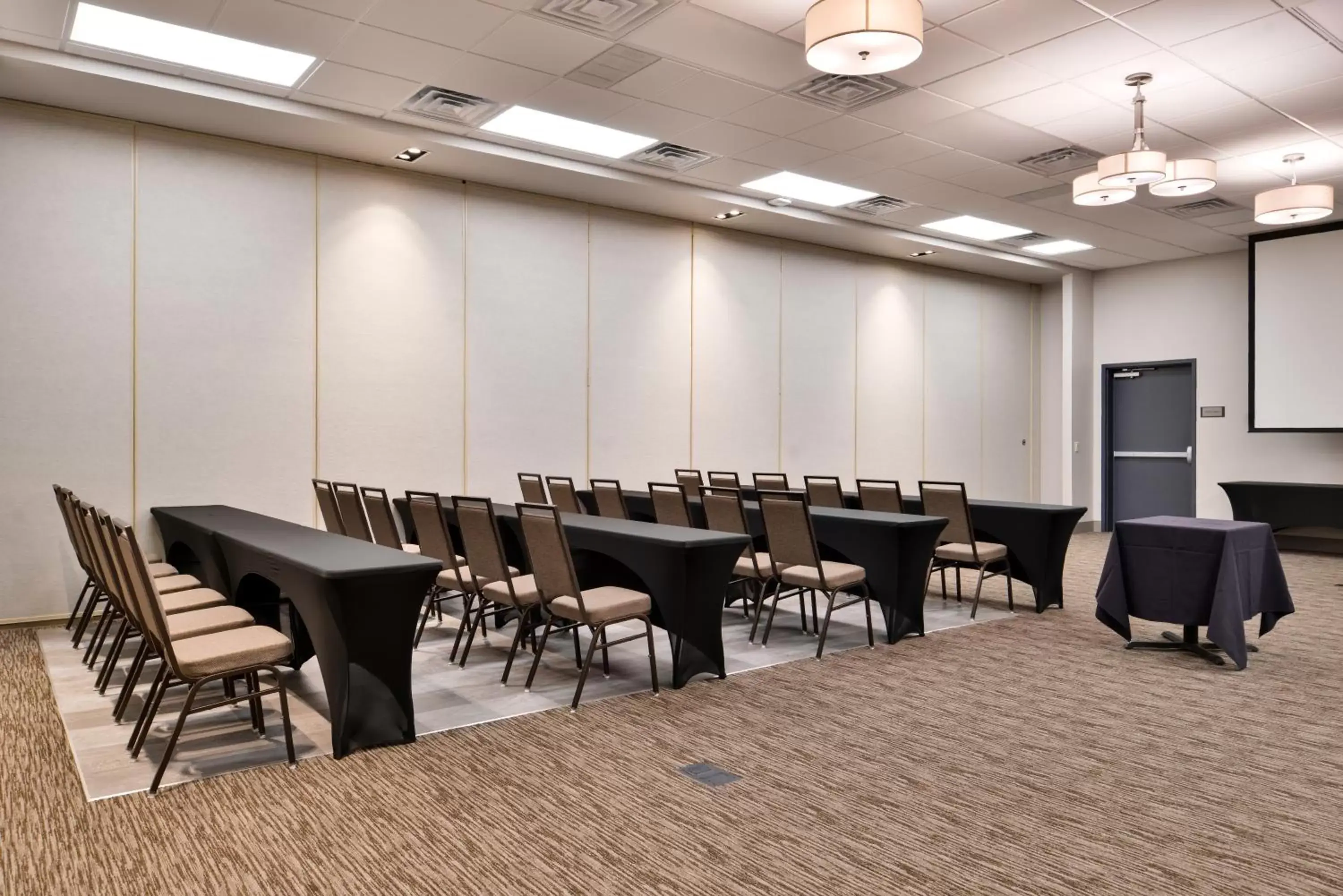 Business facilities in Country Inn & Suites by Radisson, Ft. Atkinson, WI