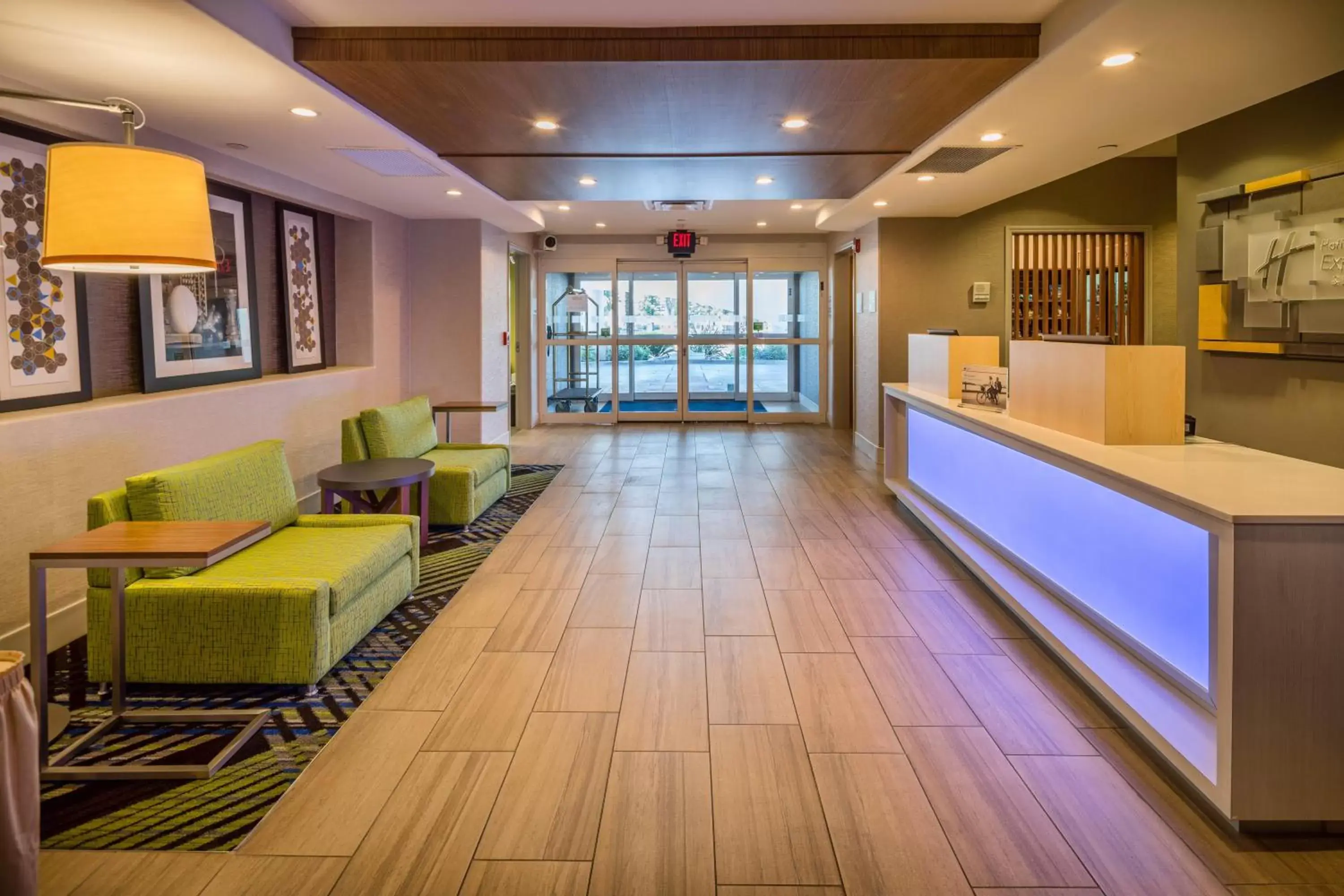 Property building, Lounge/Bar in Holiday Inn Express Hotel & Suites Modesto-Salida, an IHG Hotel