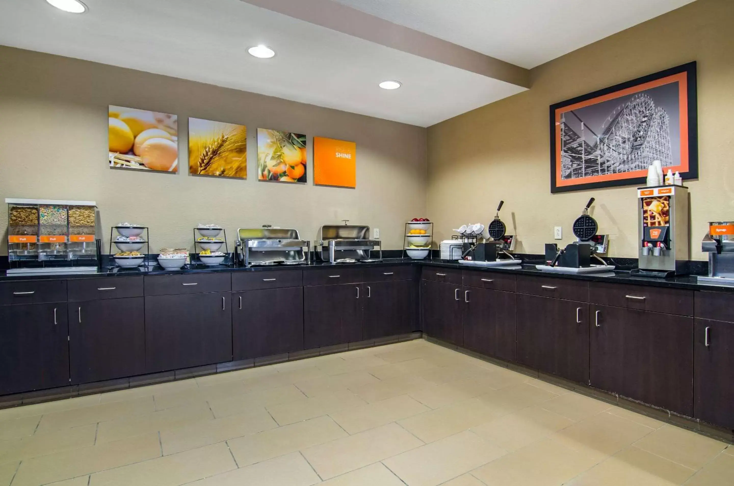 Breakfast, Restaurant/Places to Eat in Comfort Inn & Suites Near Worlds of Fun