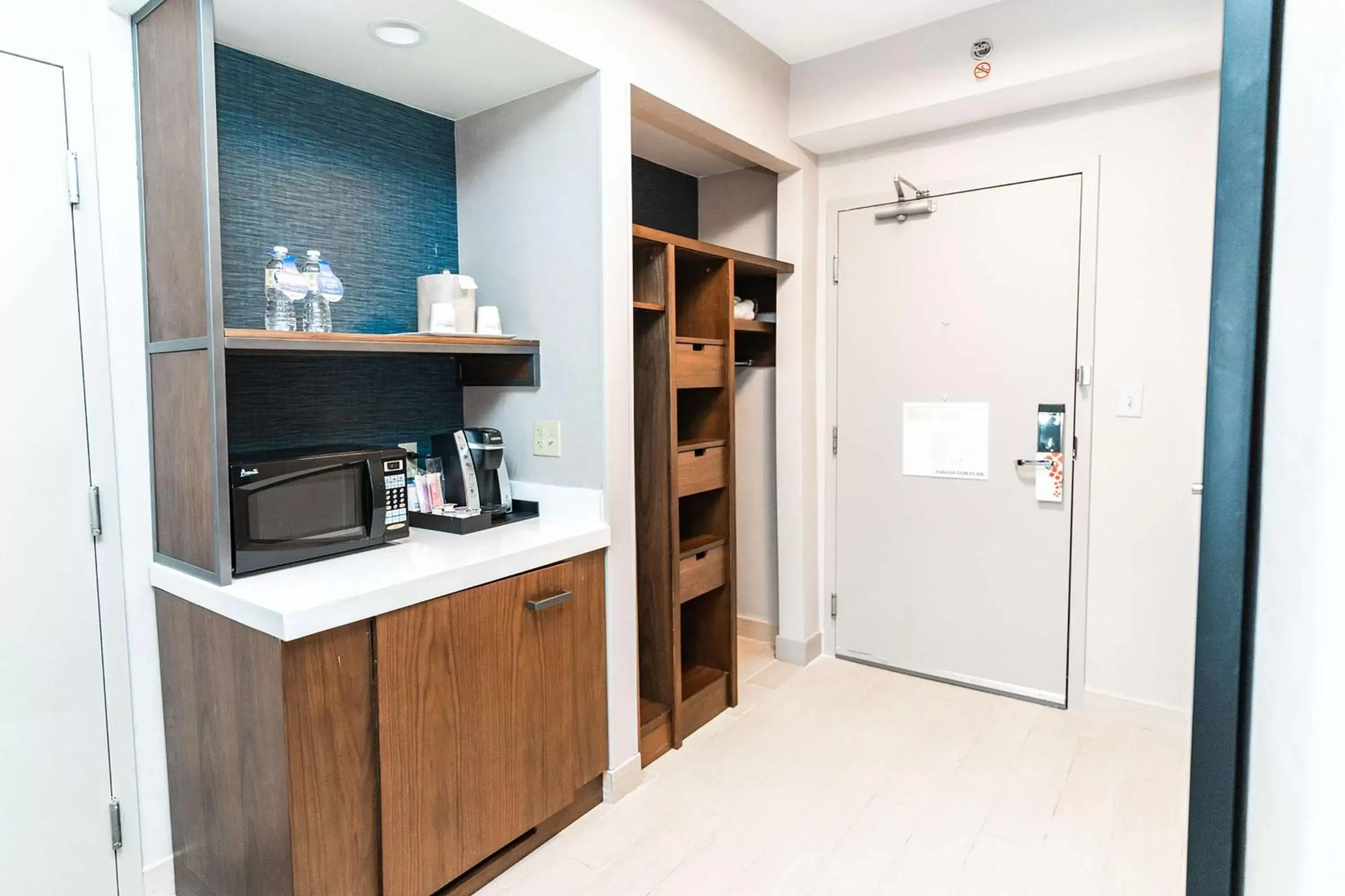 Photo of the whole room, Kitchen/Kitchenette in Hilton Garden Inn Fairfax