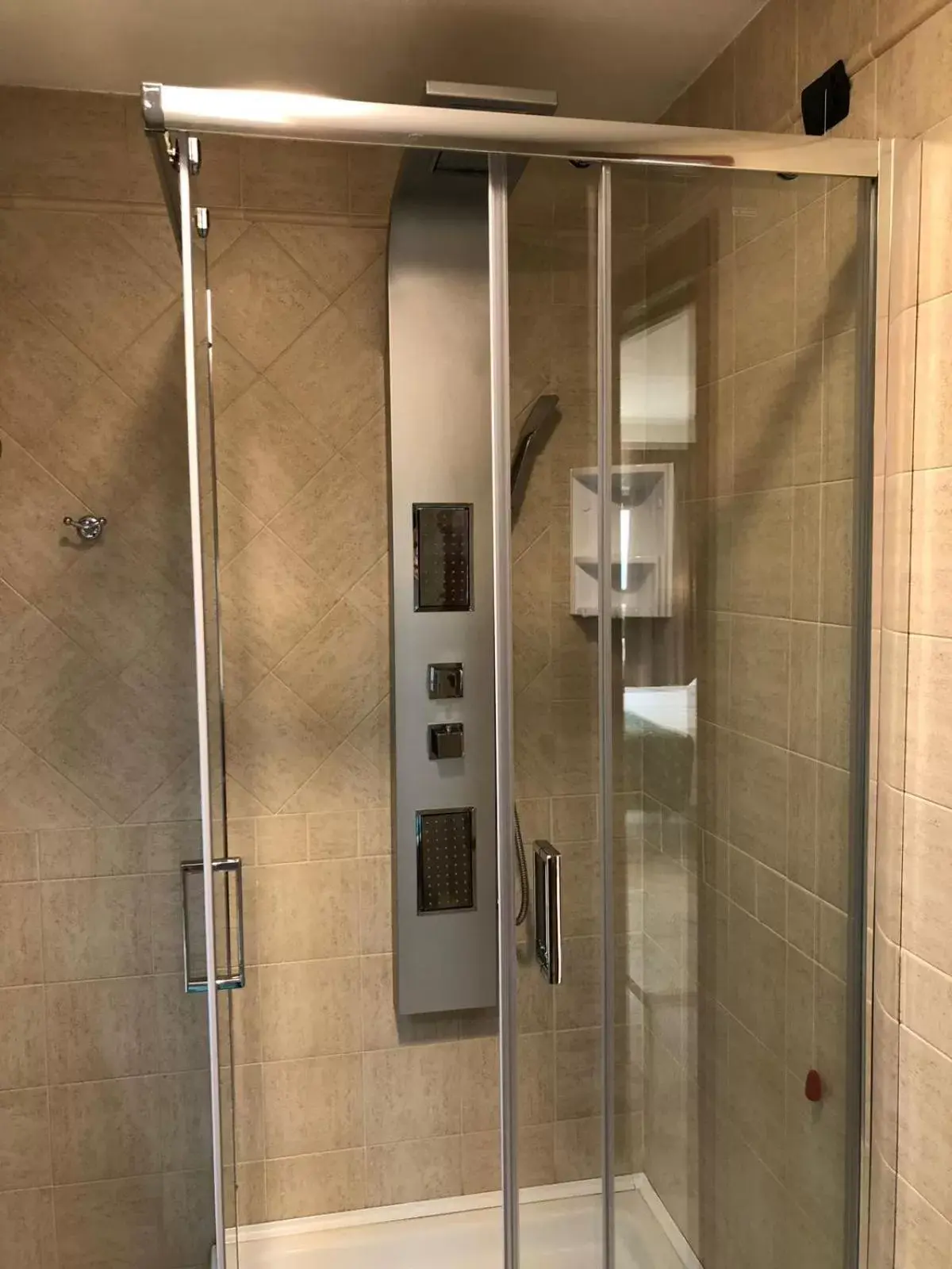 Shower, Bathroom in Hotel Continental