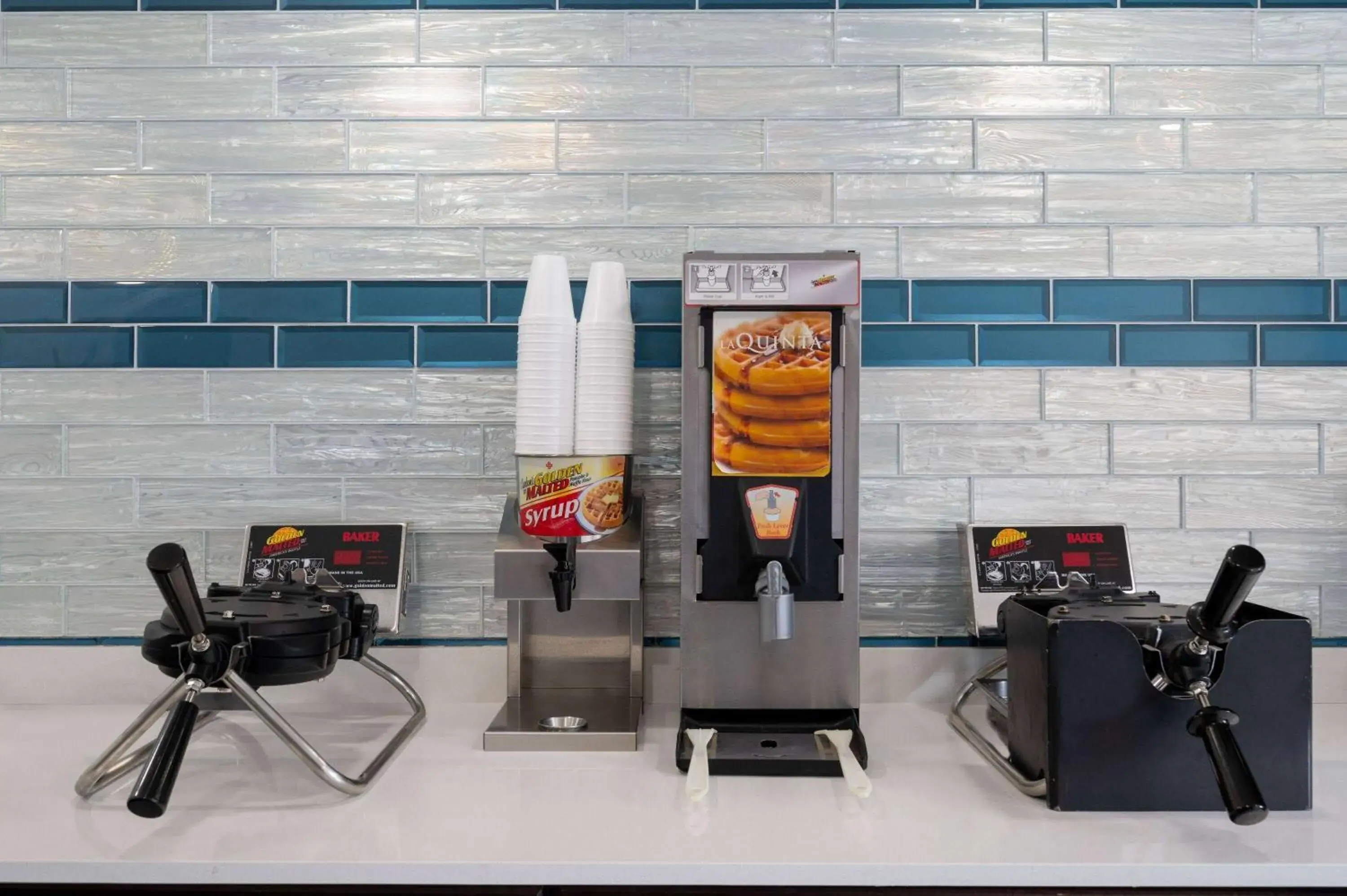 Breakfast, Kitchen/Kitchenette in La Quinta Inn by Wyndham Indianapolis Airport Executive Dr