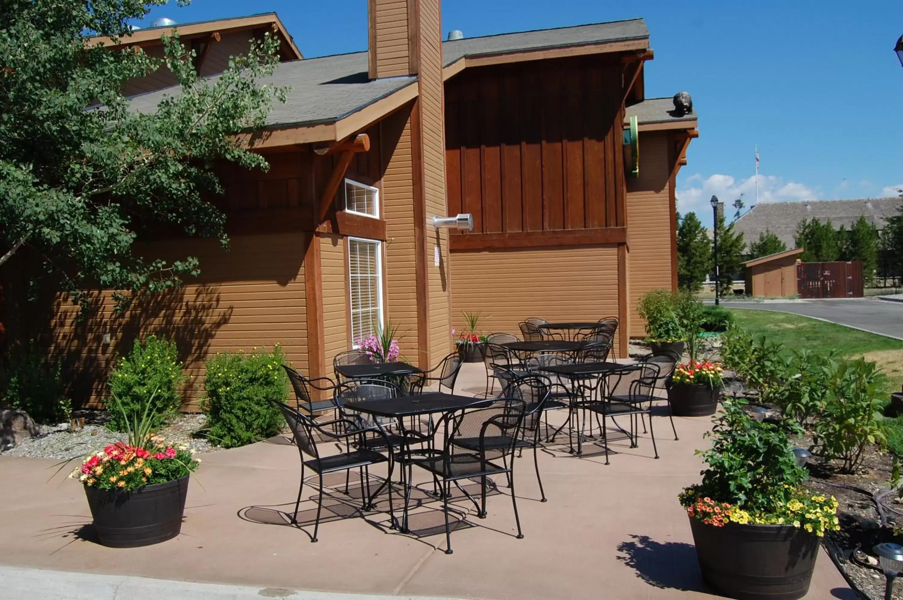Patio, Property Building in Kelly Inn West Yellowstone