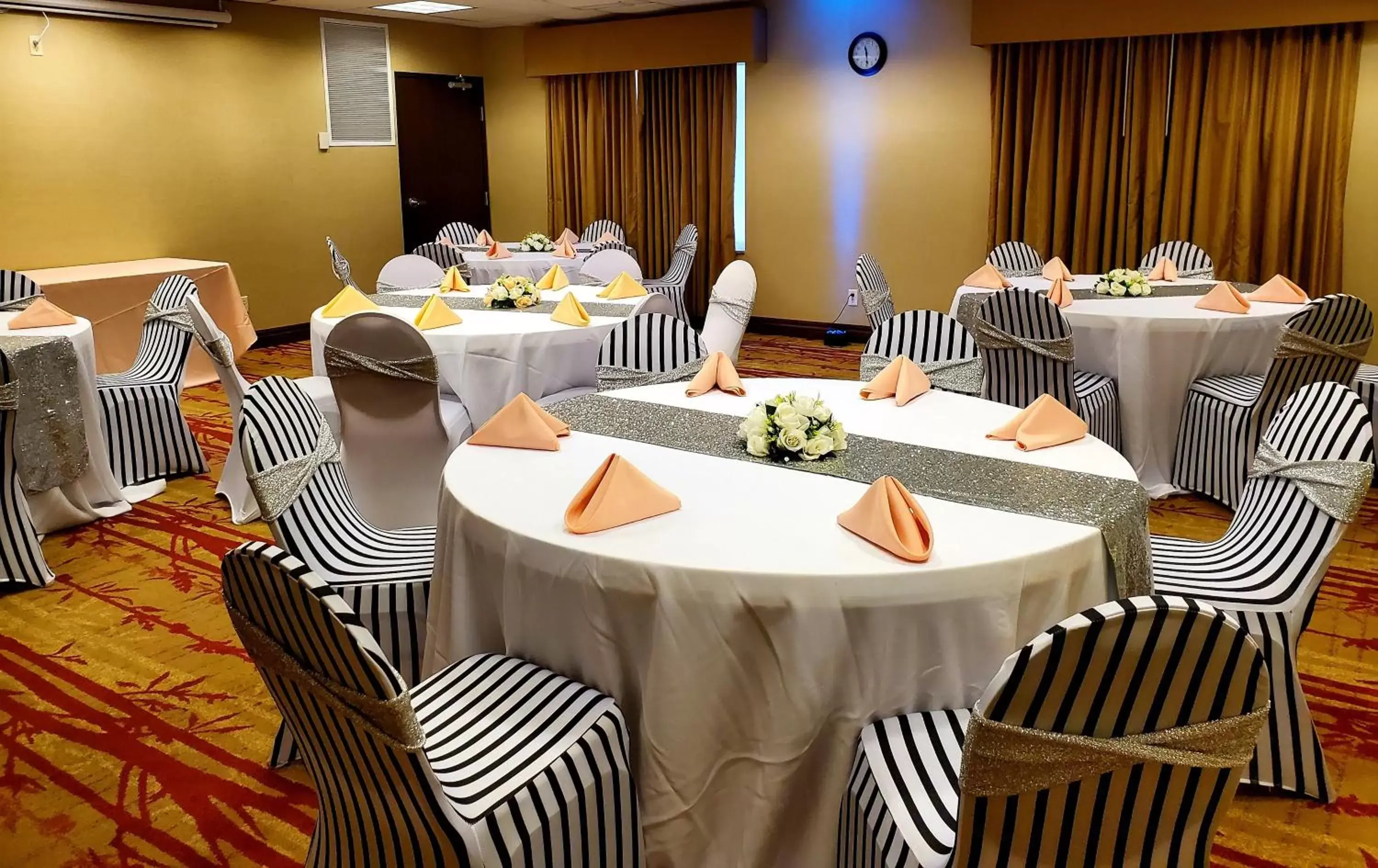 Meeting/conference room, Restaurant/Places to Eat in Holiday Inn Express Hotel & Suites Cherry Hills, an IHG Hotel