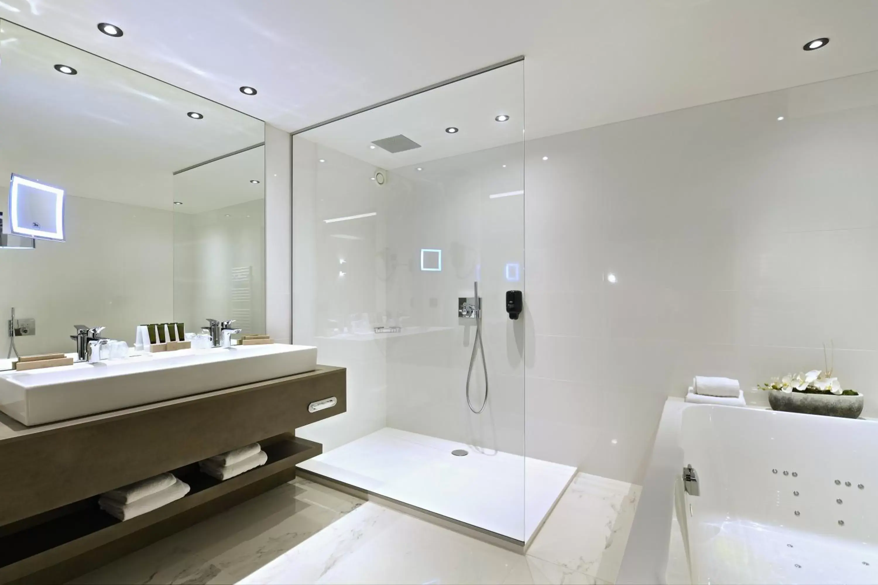 Bathroom in Hotel Charleroi Airport - Van Der Valk