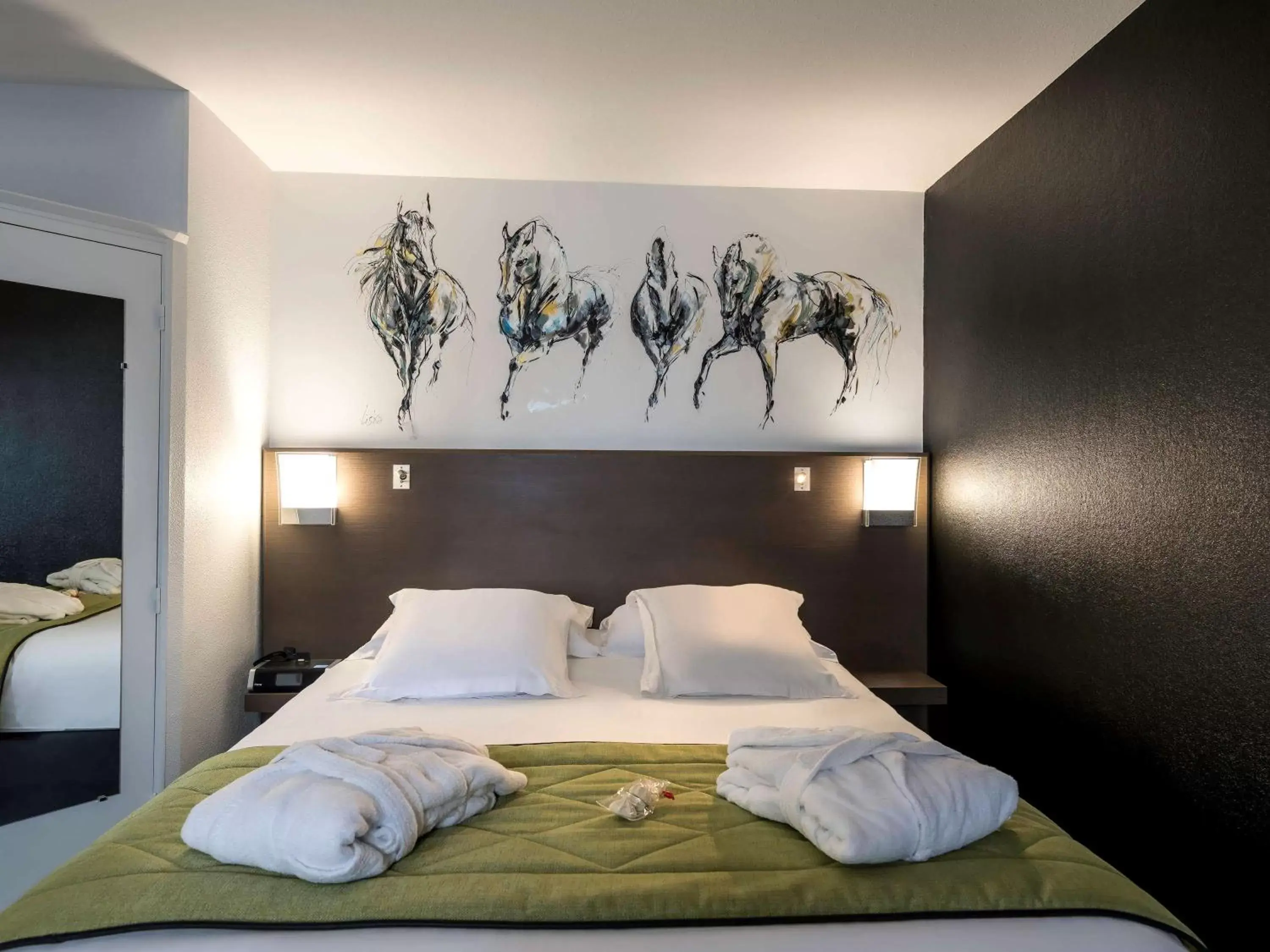 Bedroom, Bed in Mercure Bords de Loire Saumur