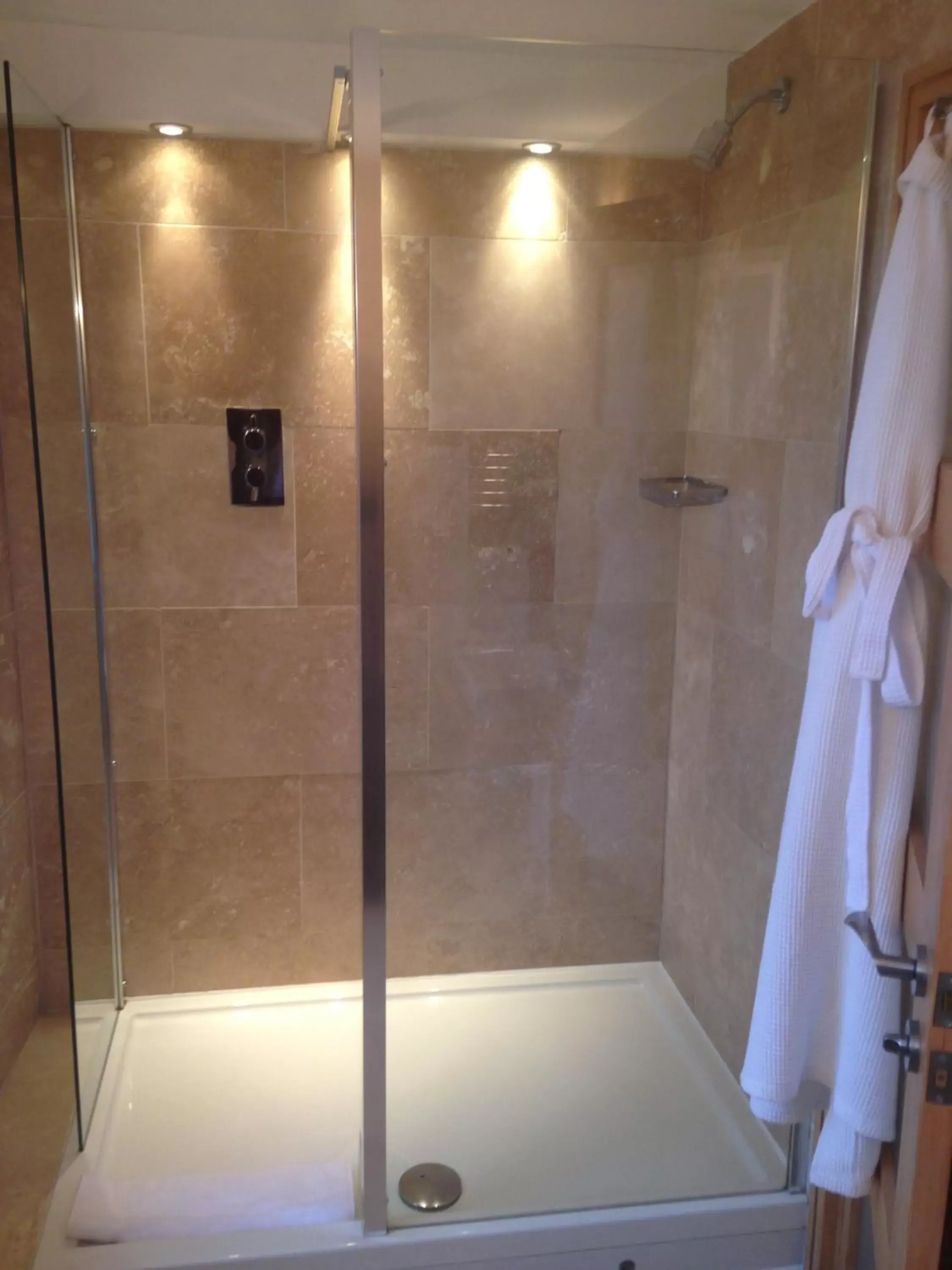 Shower, Bathroom in Ennios Boutique Hotel