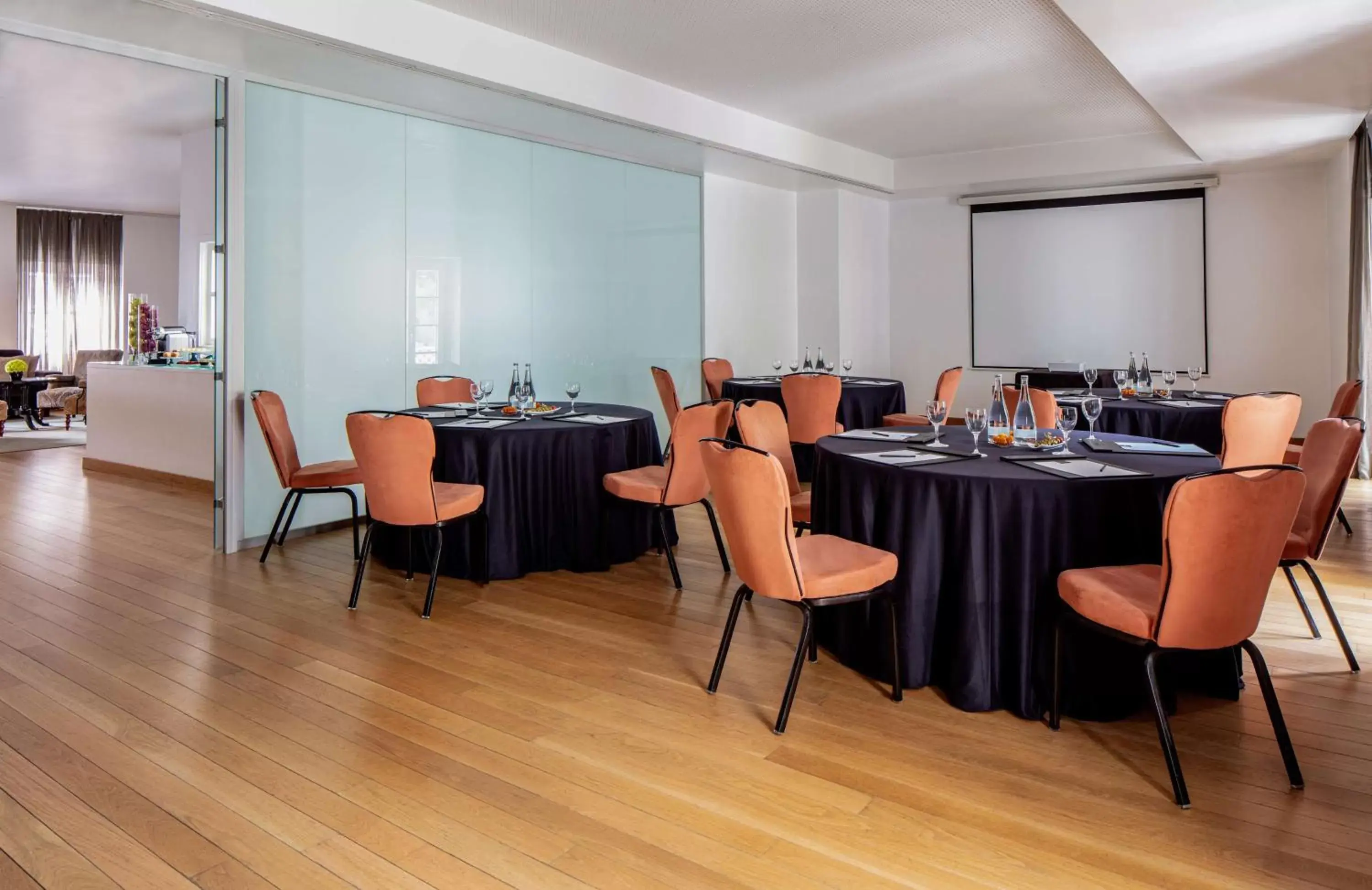 Meeting/conference room, Restaurant/Places to Eat in Tivoli Avenida Liberdade Lisboa – A Leading Hotel of the World