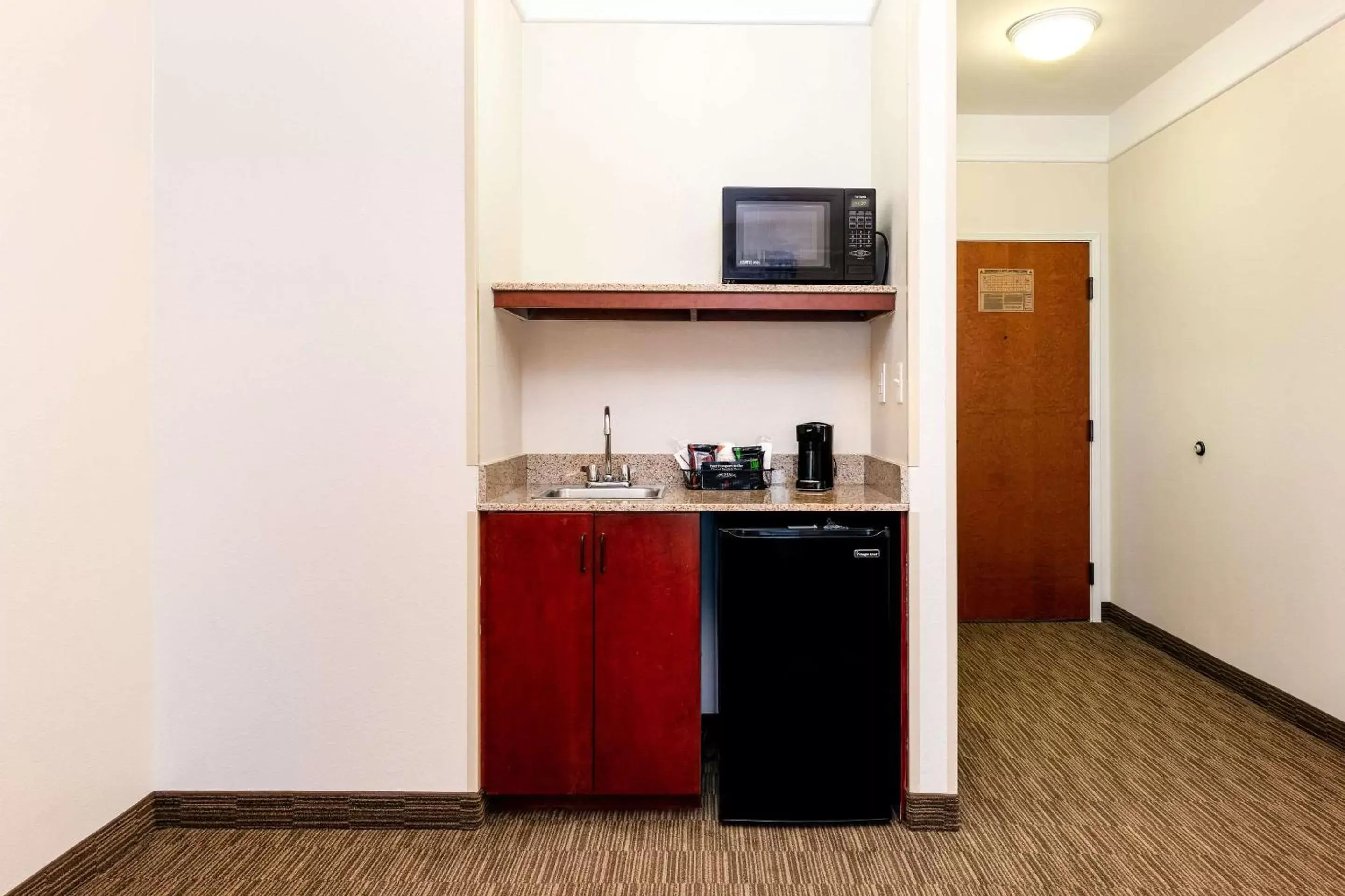 Photo of the whole room, Kitchen/Kitchenette in Comfort Inn & Suites Savannah Airport