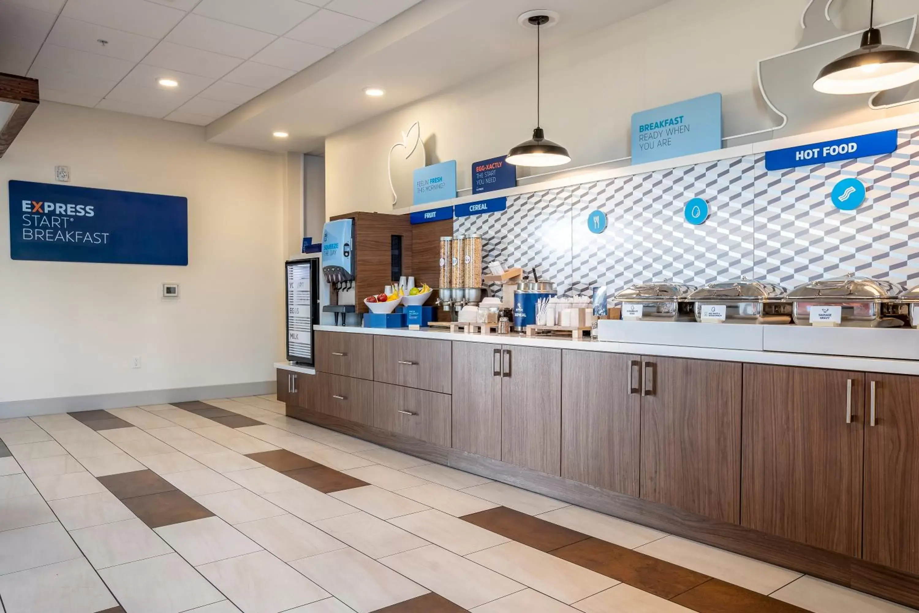 Breakfast, Kitchen/Kitchenette in Holiday Inn Express & Suites Platteville, an IHG Hotel