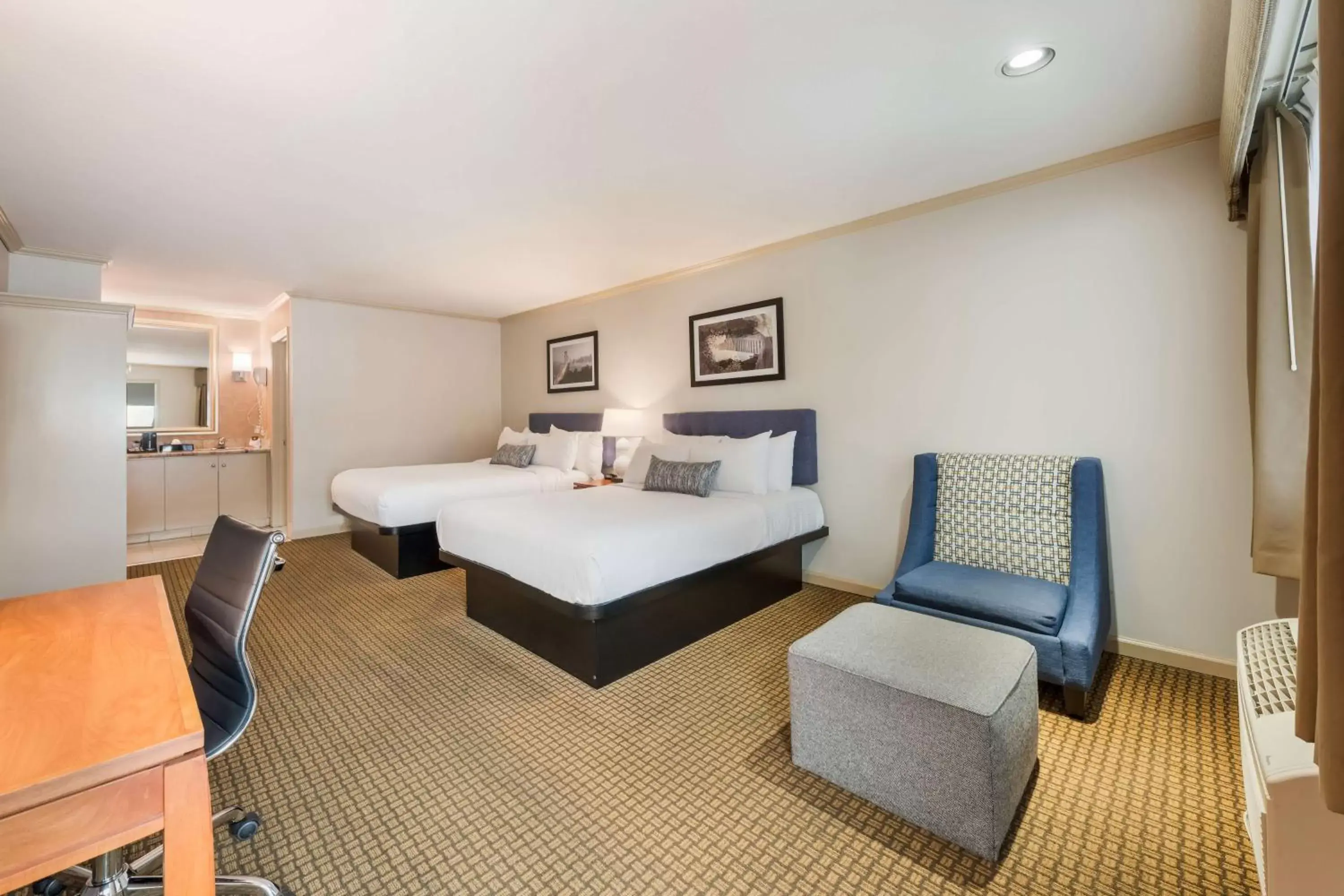 Bedroom in SureStay Plus Hotel by Best Western Mountain View