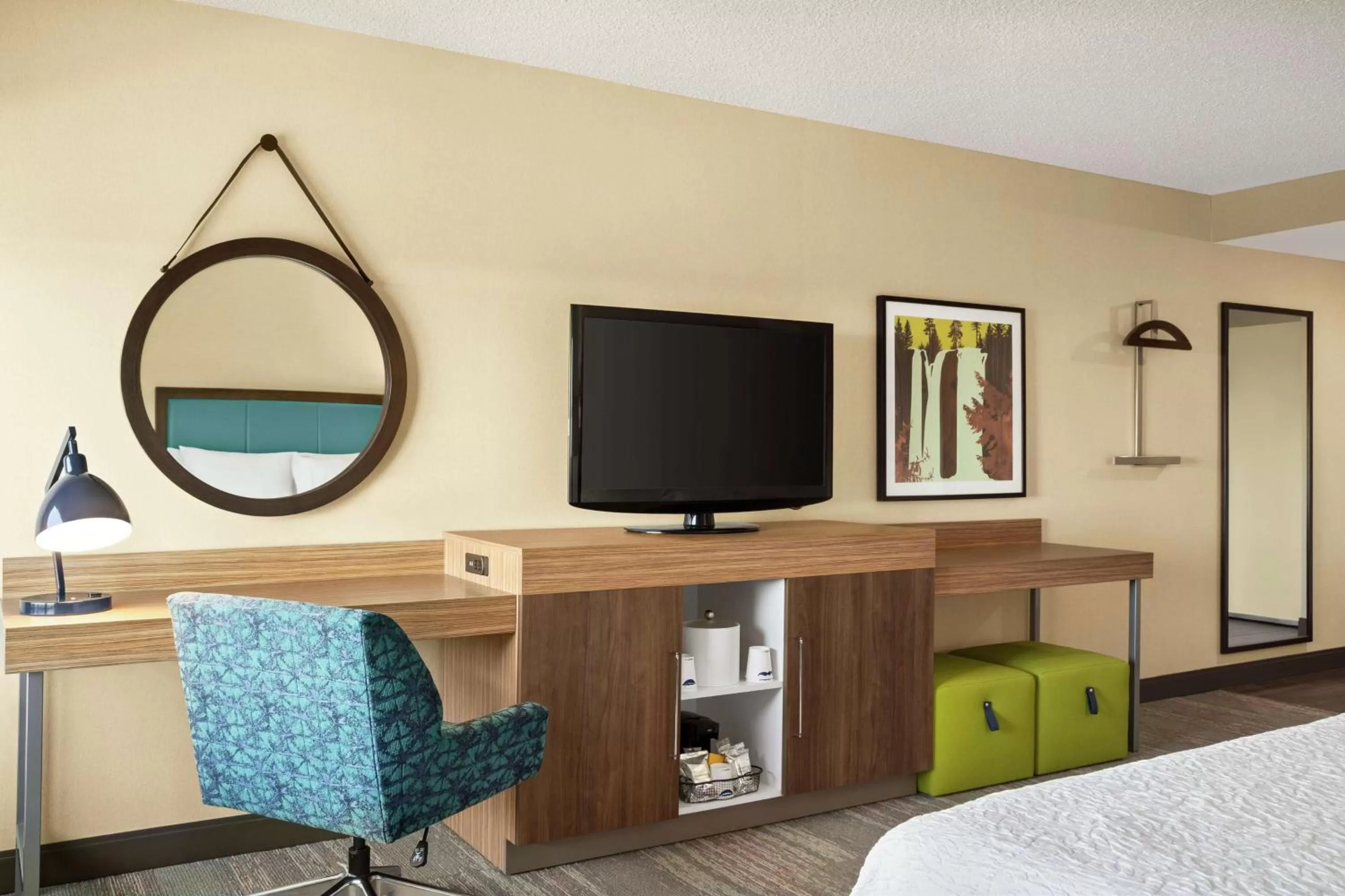 Bedroom, Bed in Hampton Inn Portland Airport