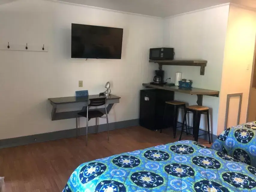 TV and multimedia, TV/Entertainment Center in Swell Motel
