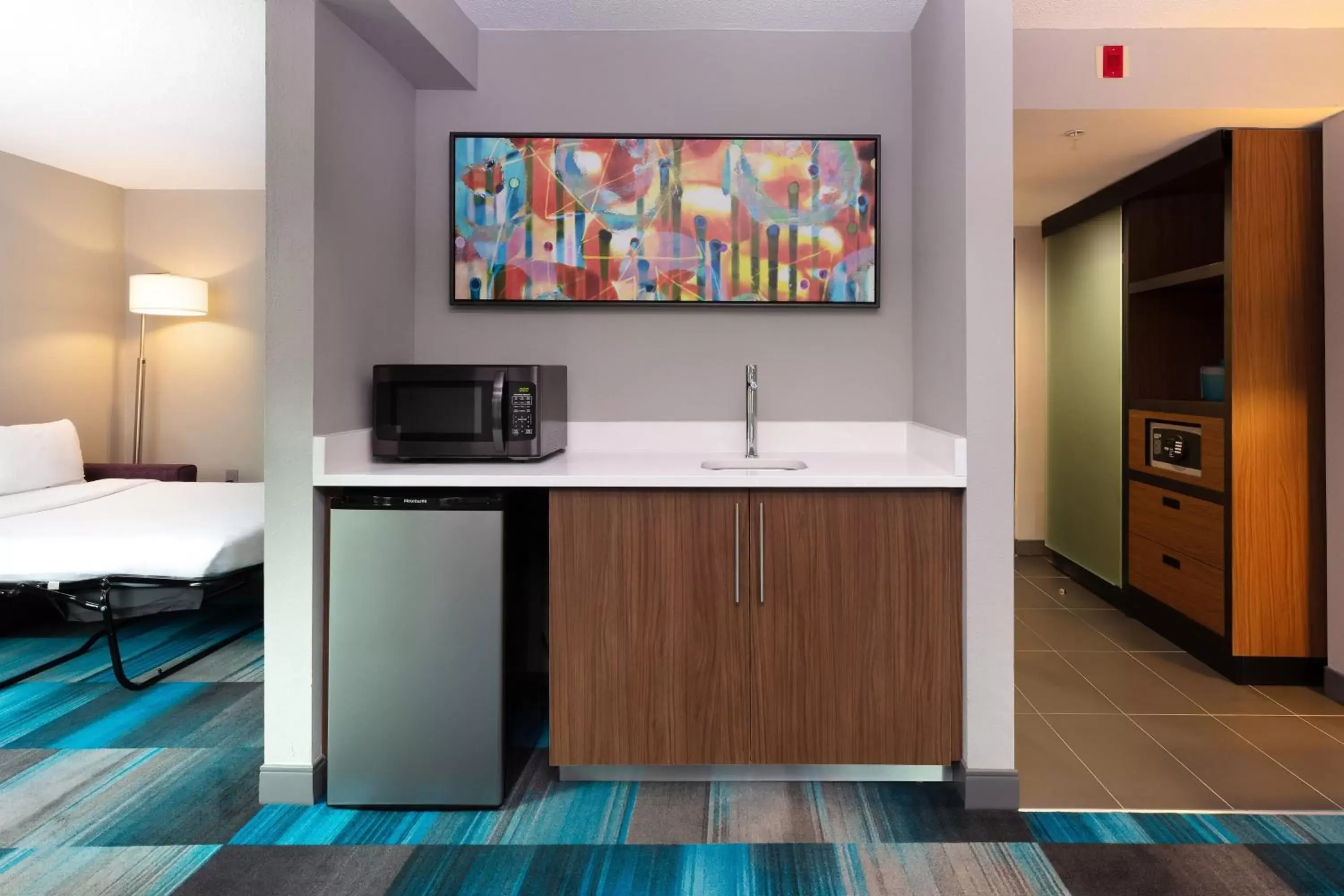 Living room, Kitchen/Kitchenette in Aloft Columbia Harbison