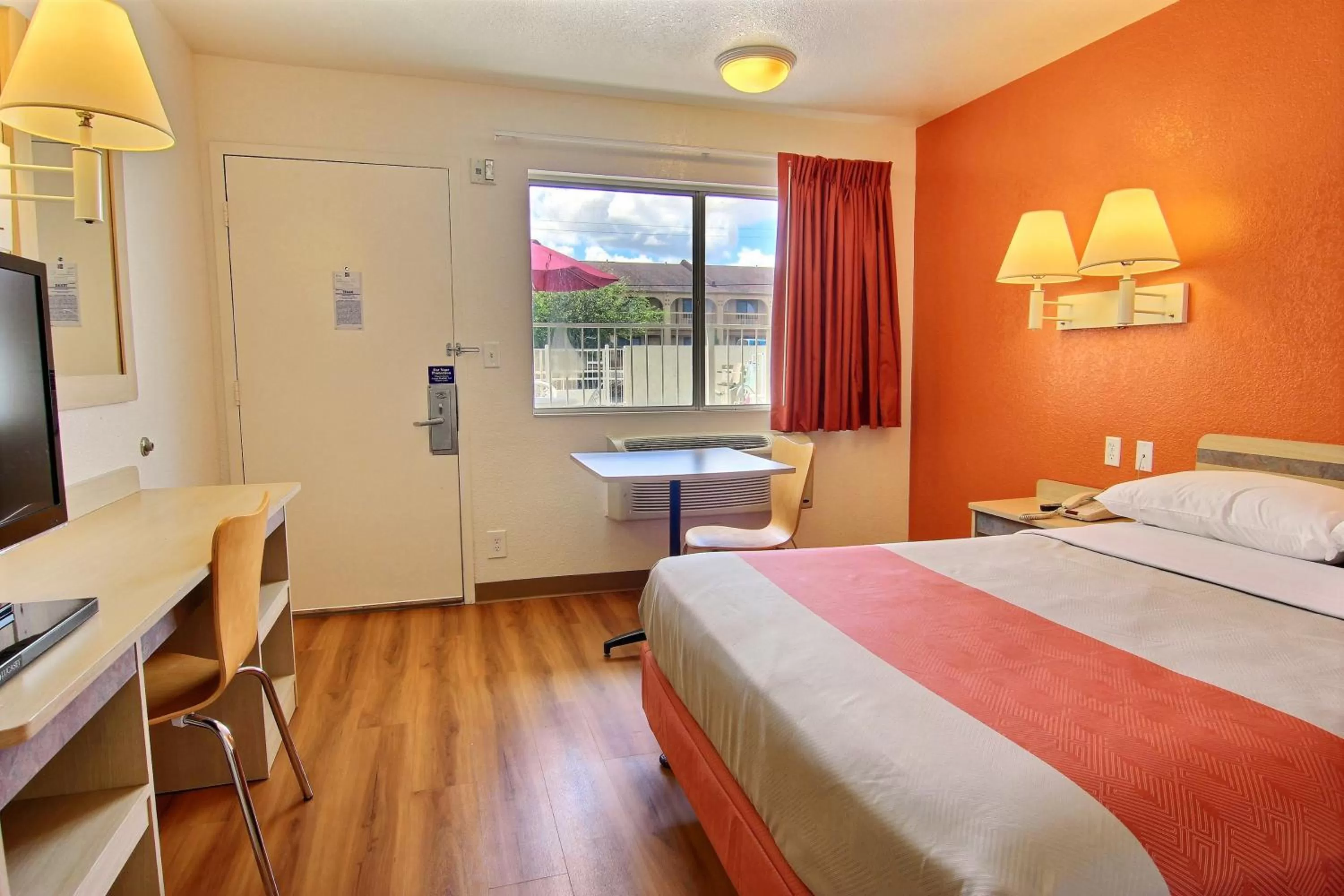 Photo of the whole room, Bed in Motel 6-Kingsville, TX