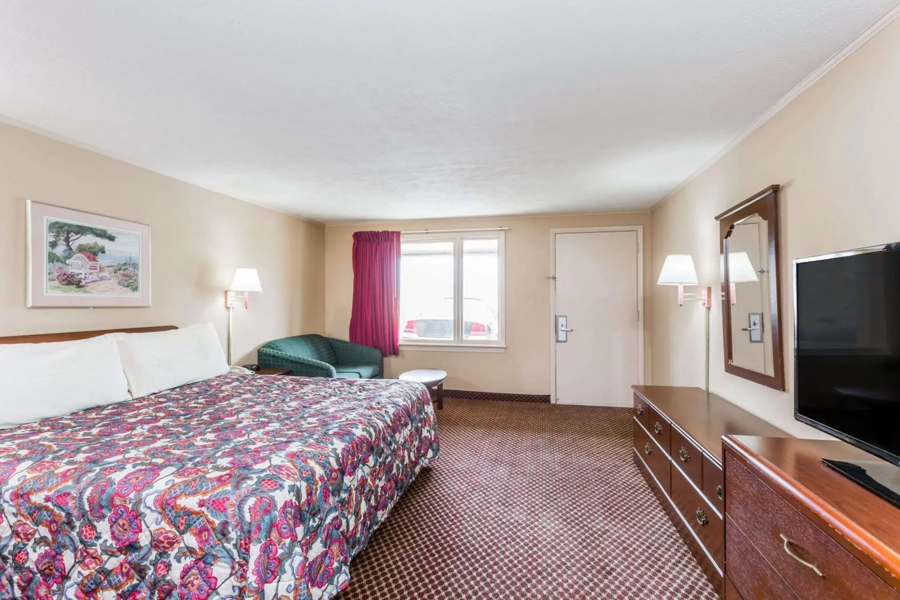 Photo of the whole room, Bed in Travelodge by Wyndham Ridgeway Martinsville Area