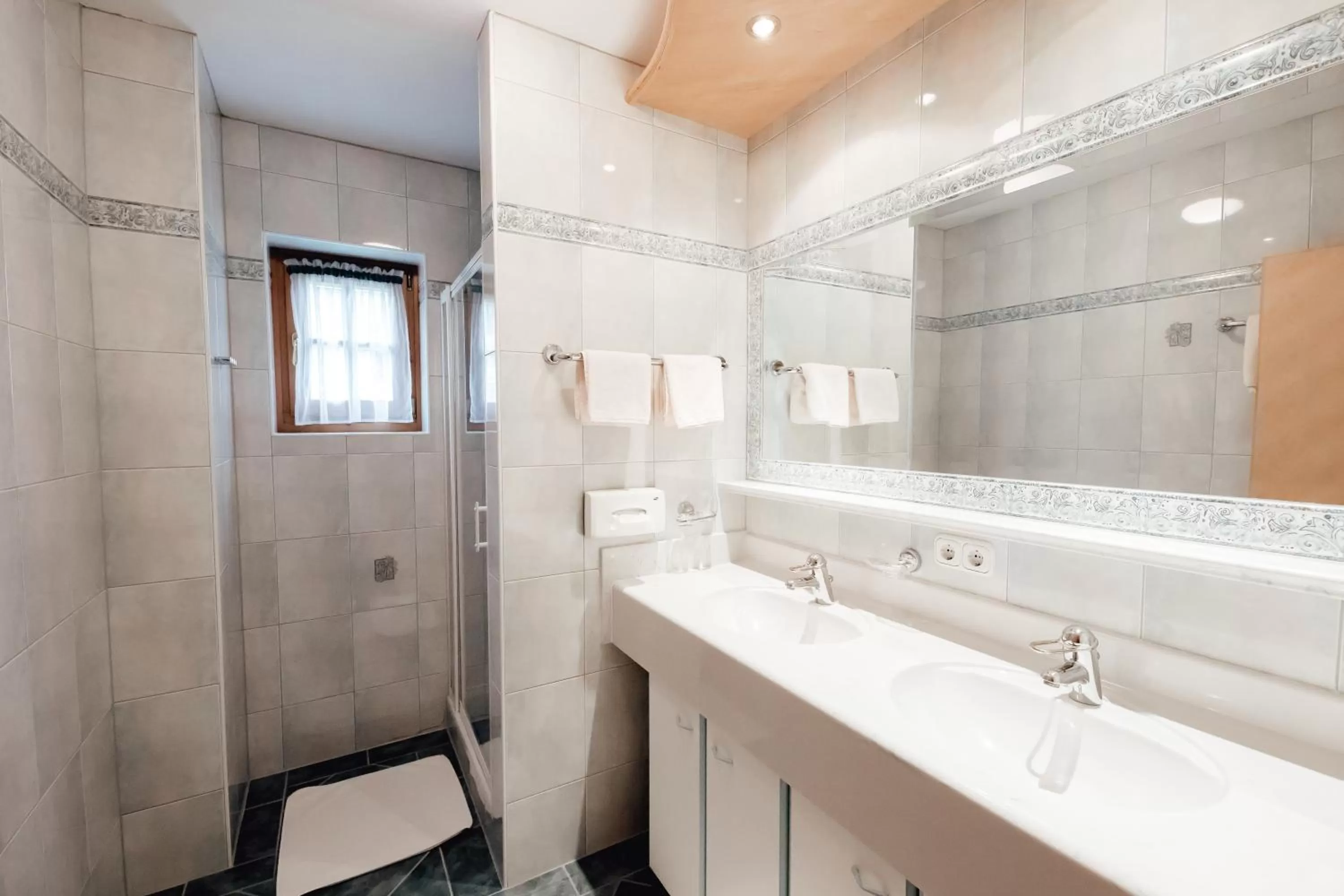 Shower in Zimmer & Ferienwohnungen Dandler