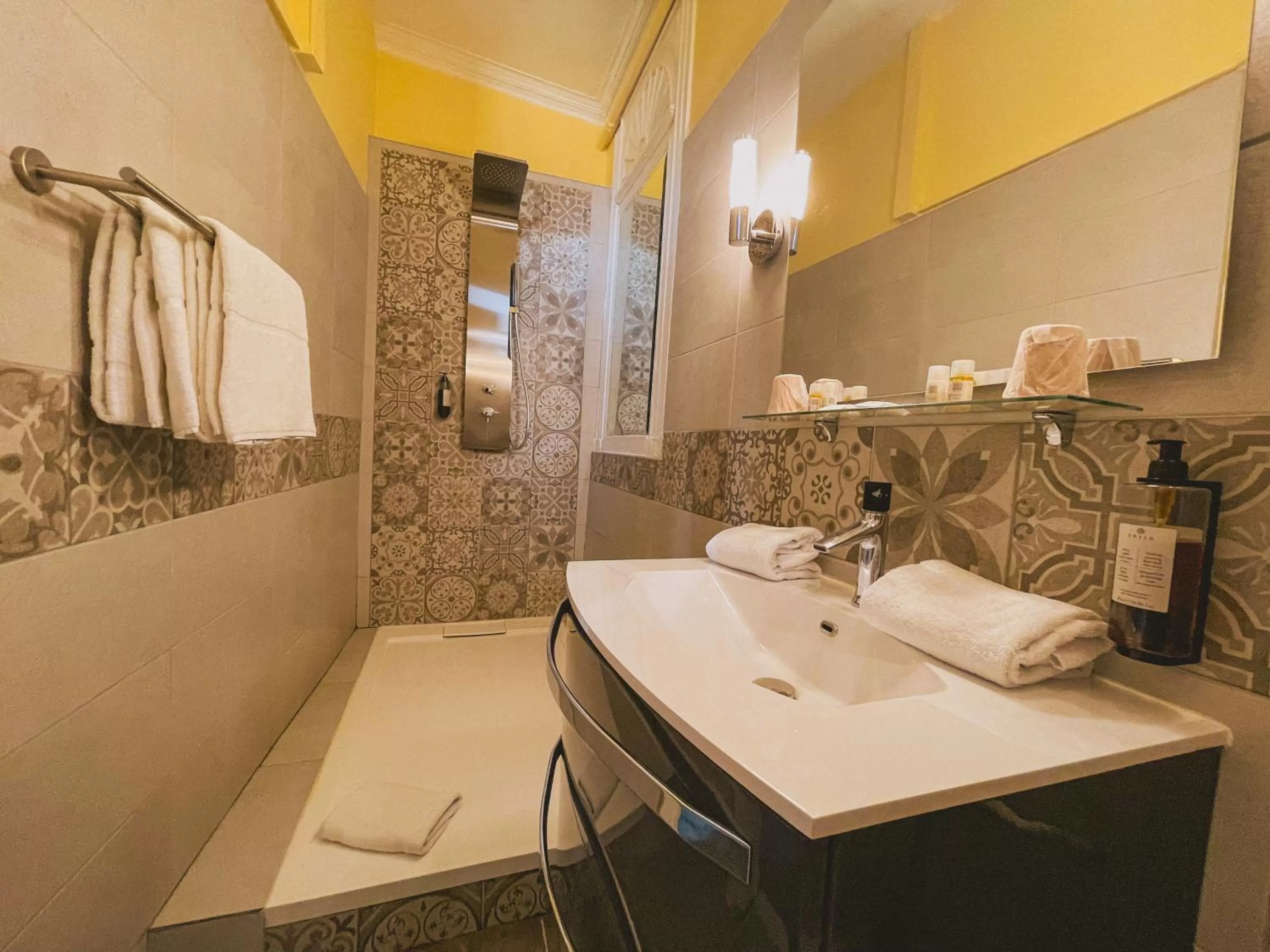 Bathroom in Royal Hôtel