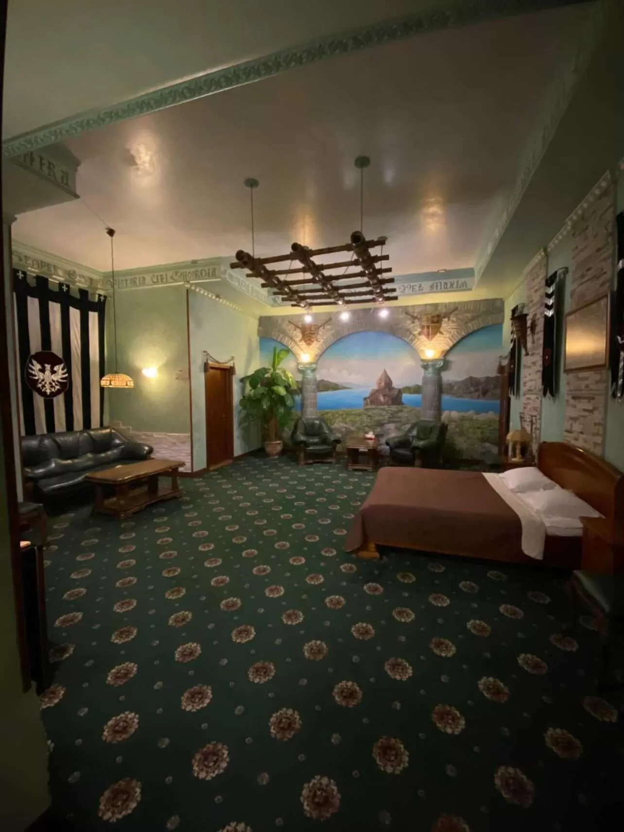 Photo of the whole room, Bed in Kamelot