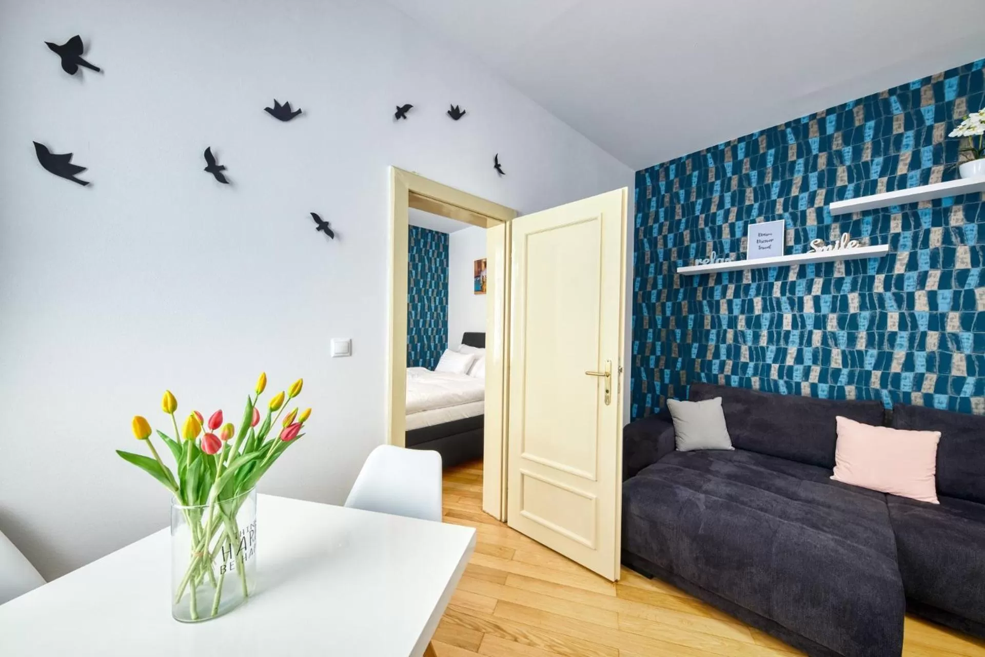 Living room, Bed in Aapartamentoos