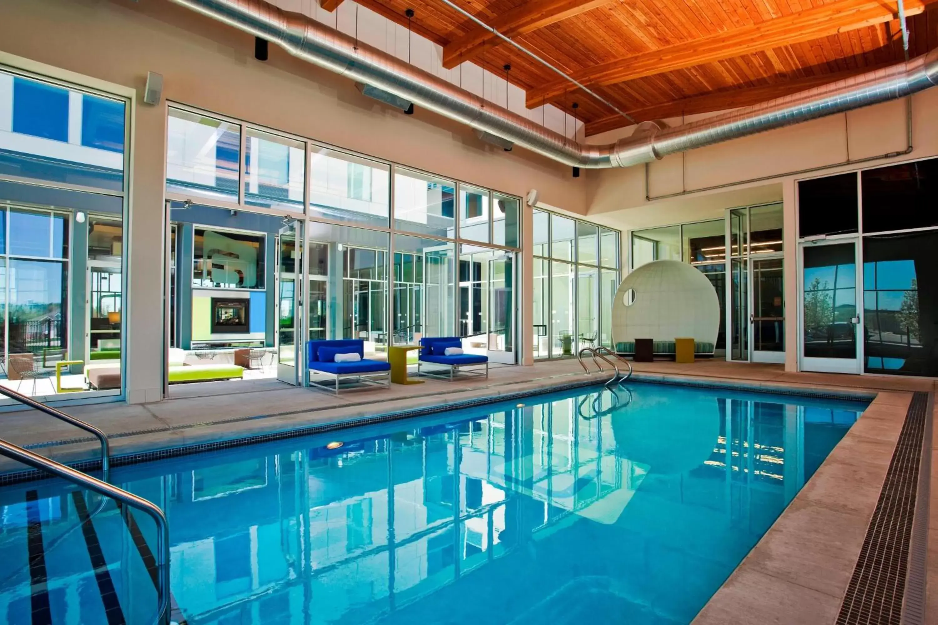 Swimming Pool in aloft Green Bay