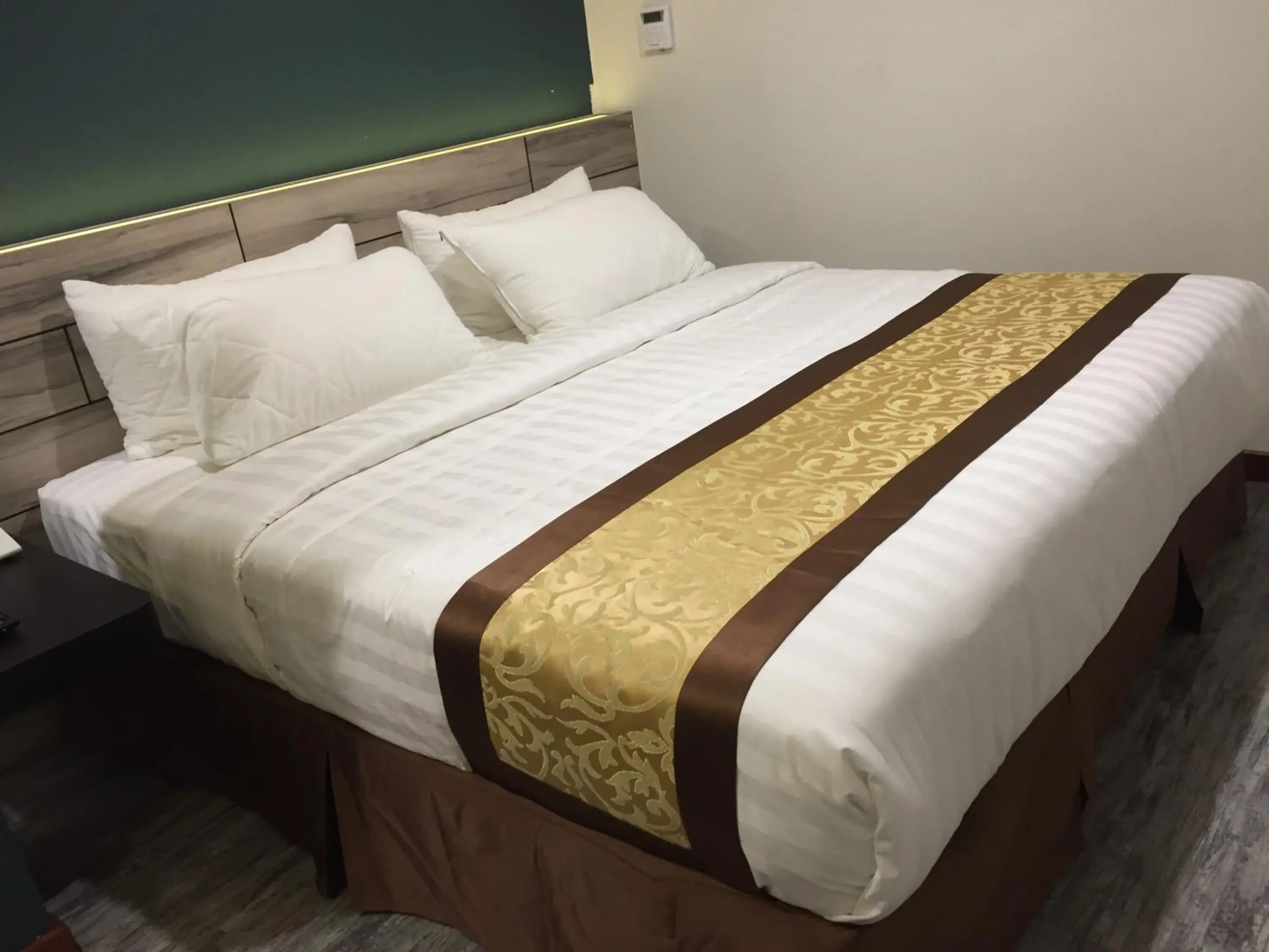 Bed in Meriton Inn Hotel