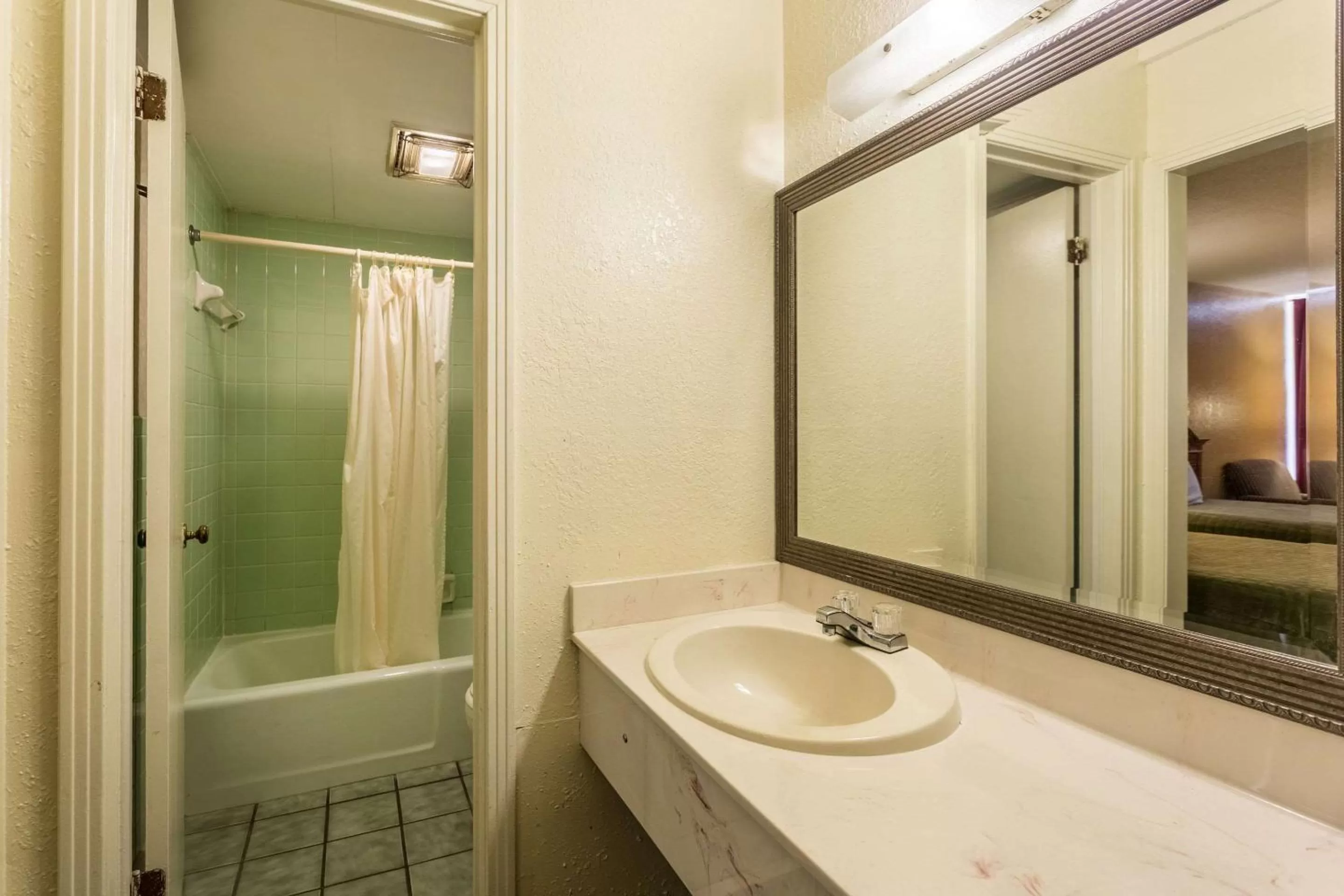 Bedroom in Rodeway Inn Denmark-Jackson