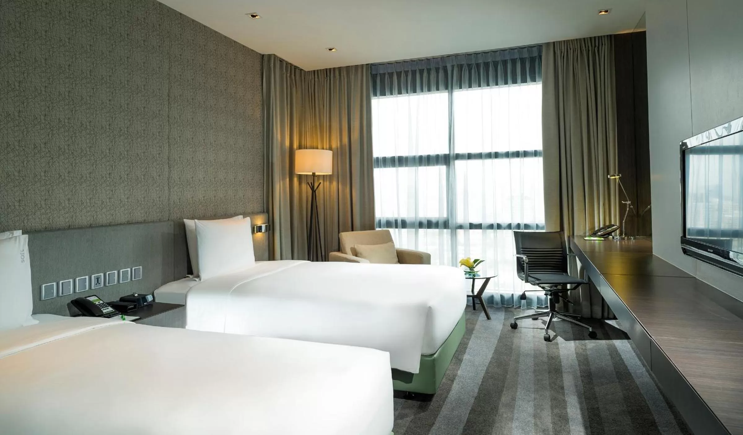 Seating area, Bed in Holiday Inn Bangkok Sukhumvit by IHG