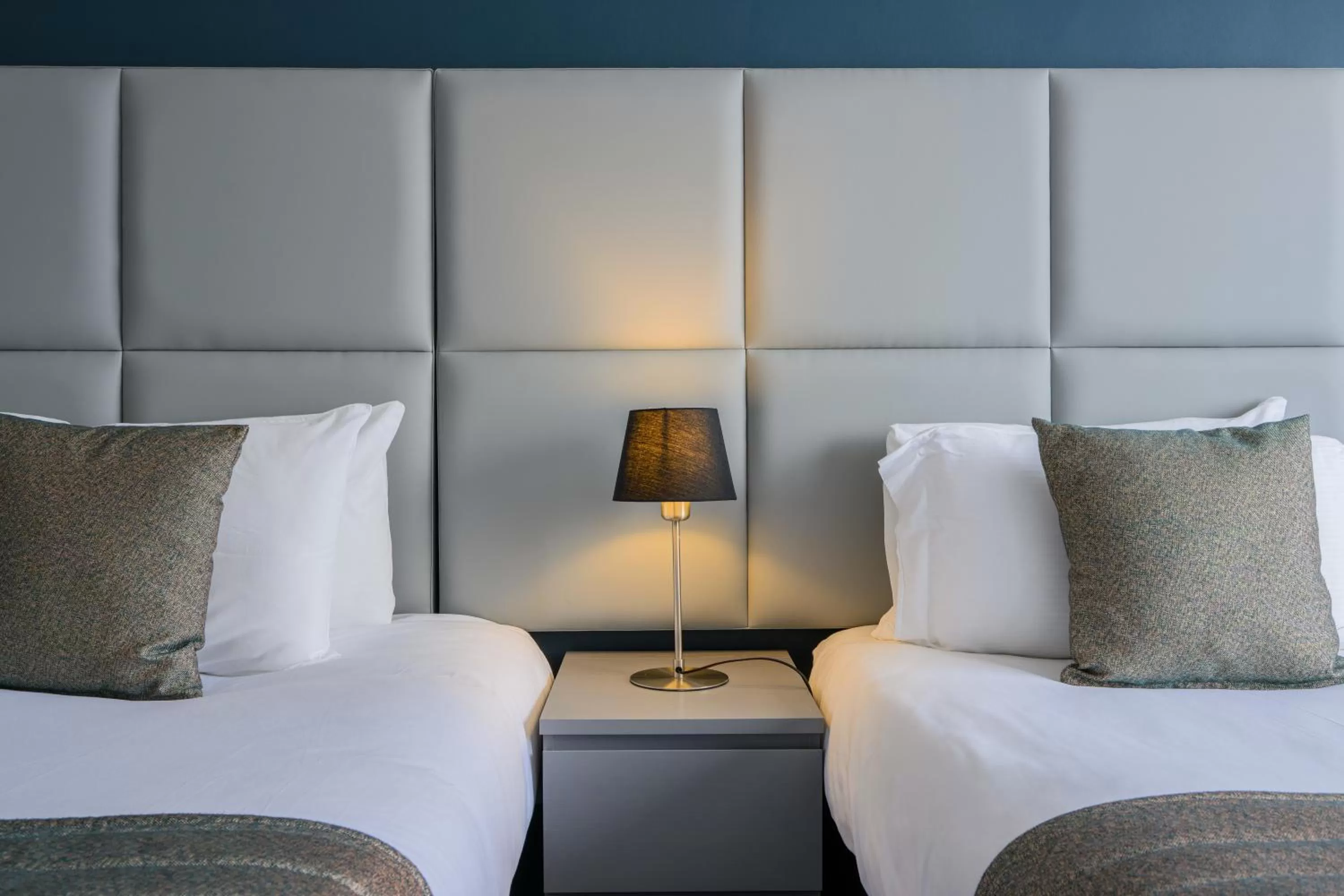 Bedroom, Bed in Kensington Court Hotel - Earls Court