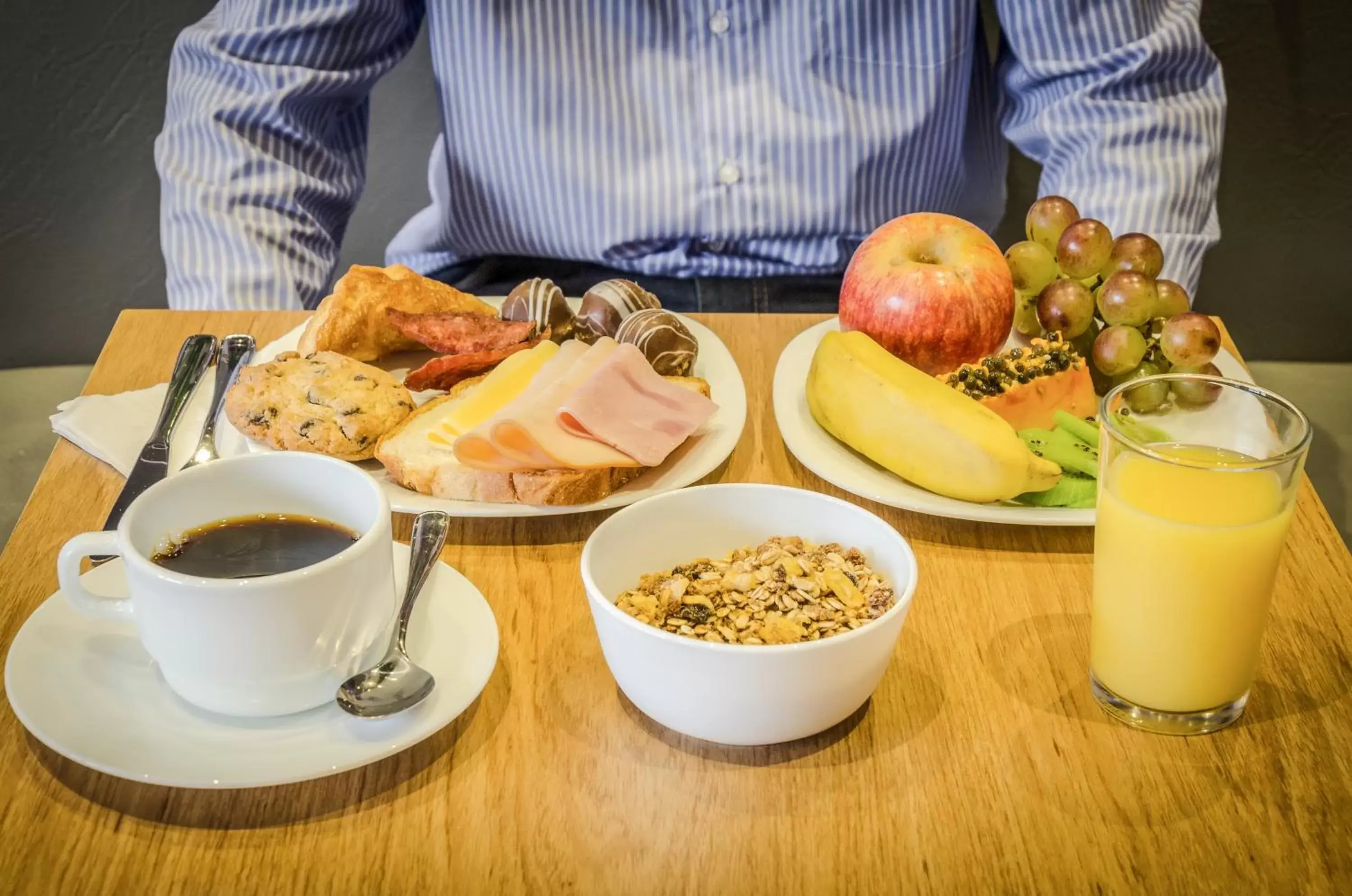 Buffet breakfast in ibis Amboise