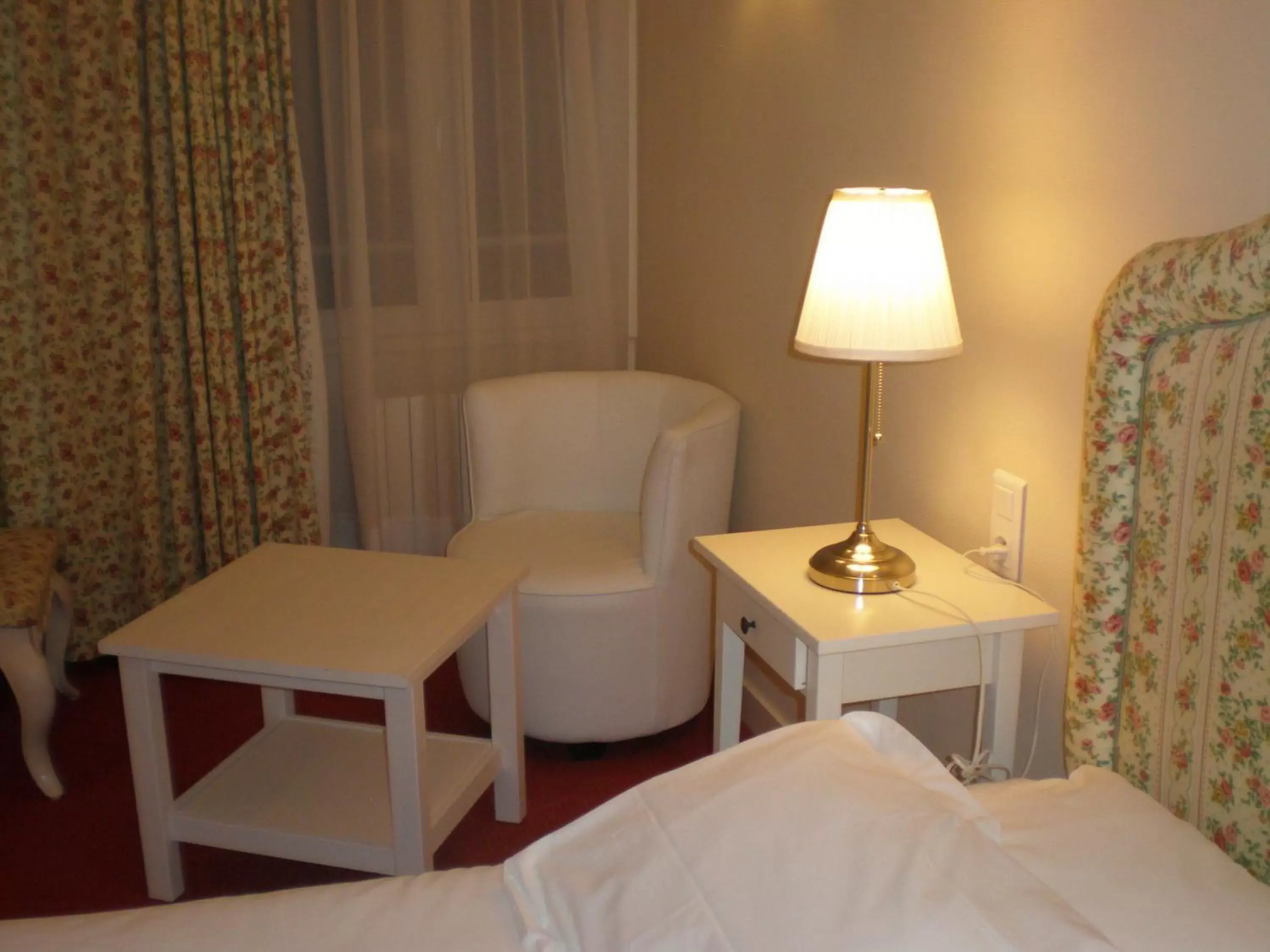 Photo of the whole room, Seating Area in Best Western Hôtel Montgomery